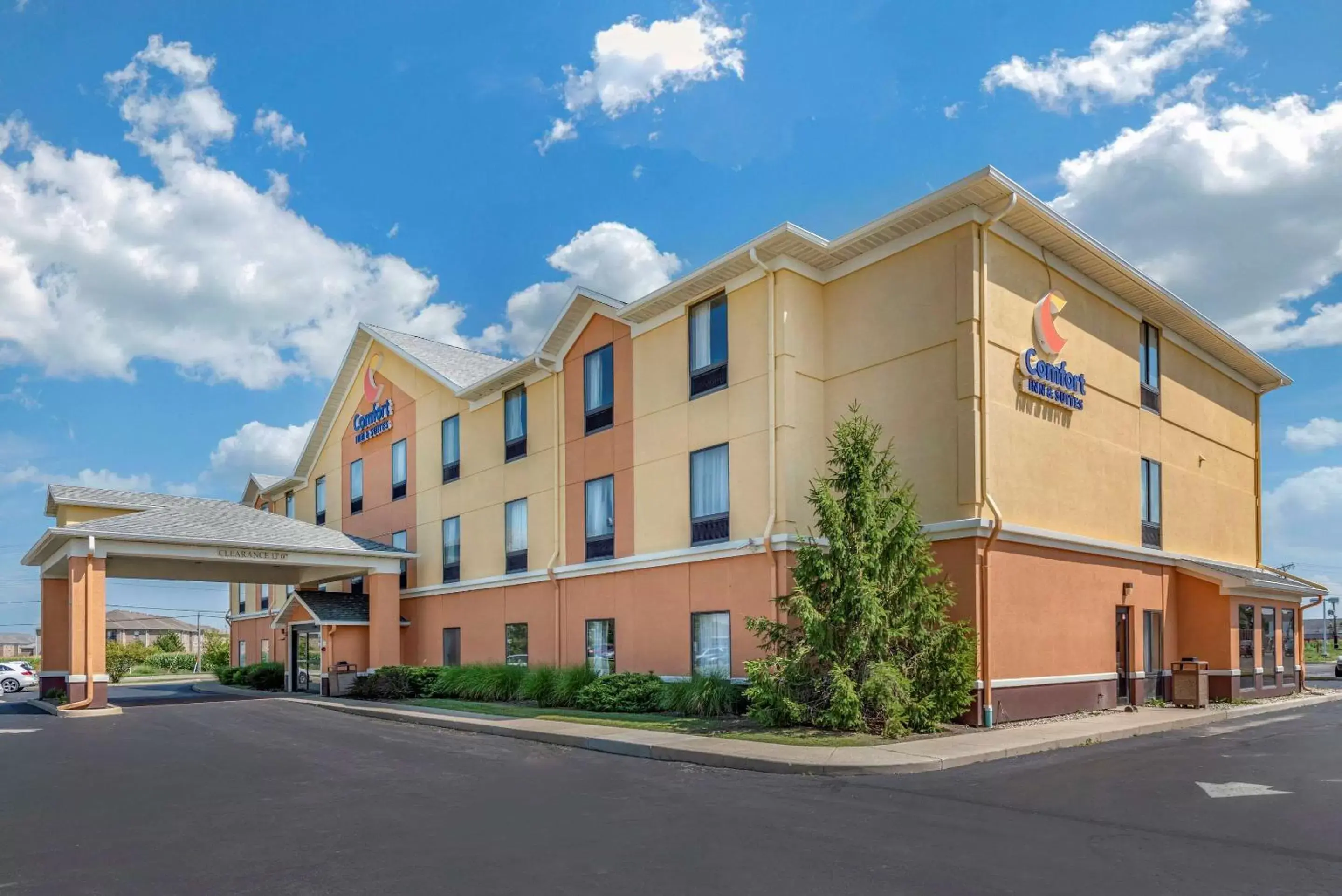 Property Building in Comfort Inn & Suites Muncie