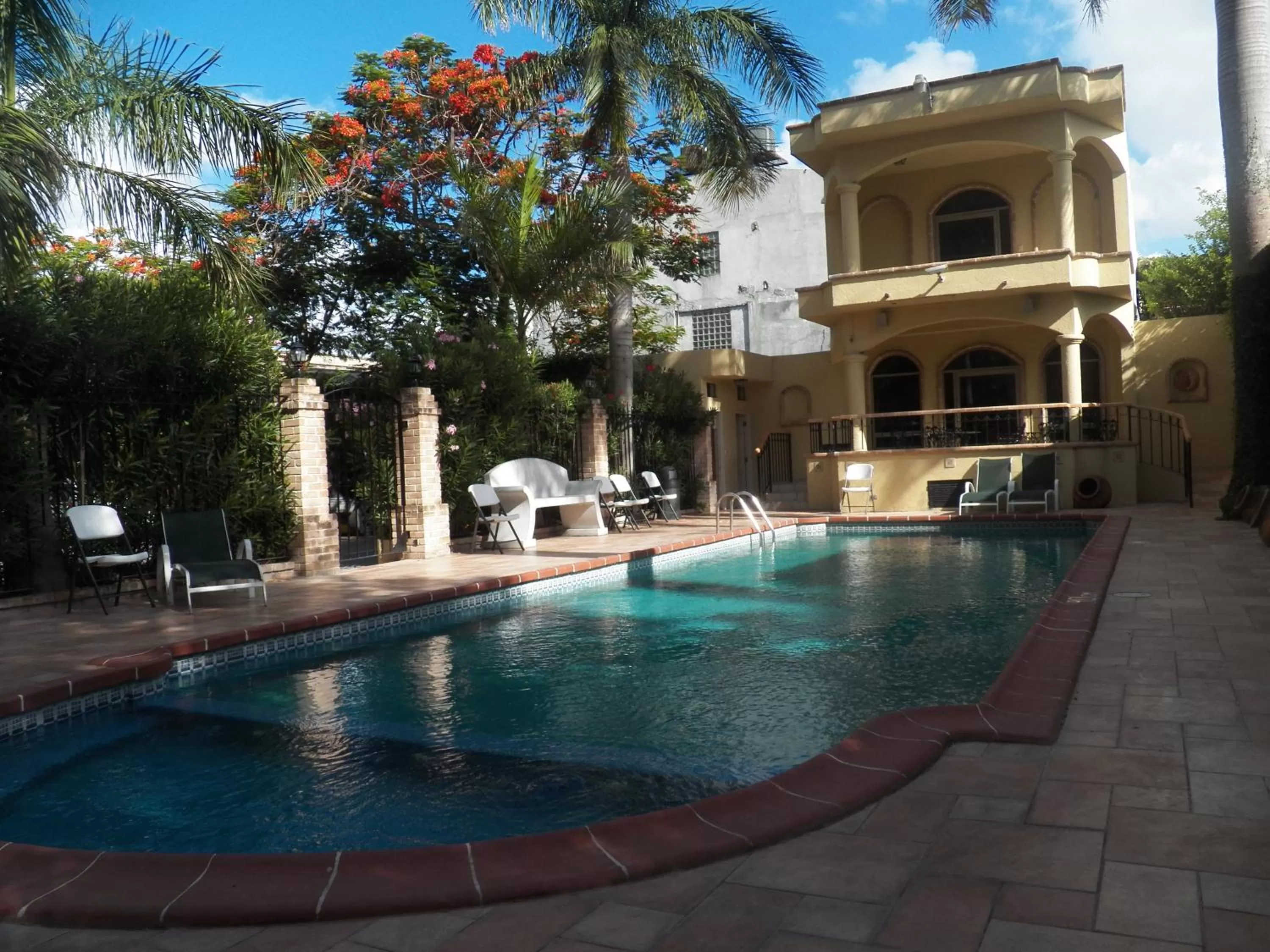 Swimming pool in Best Western Hotel Plaza Matamoros