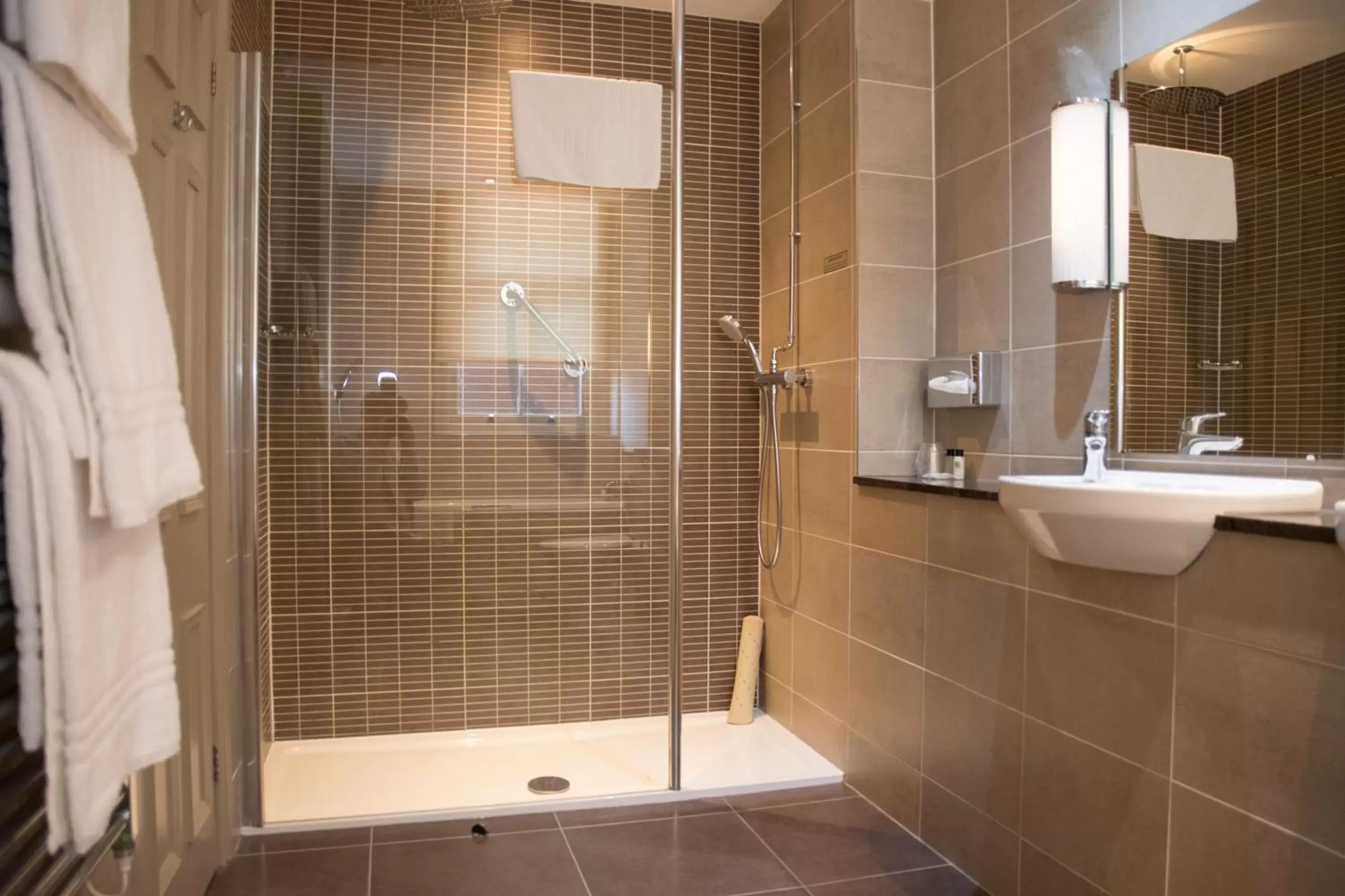 Shower, Bathroom in Crown & Mitre Hotel