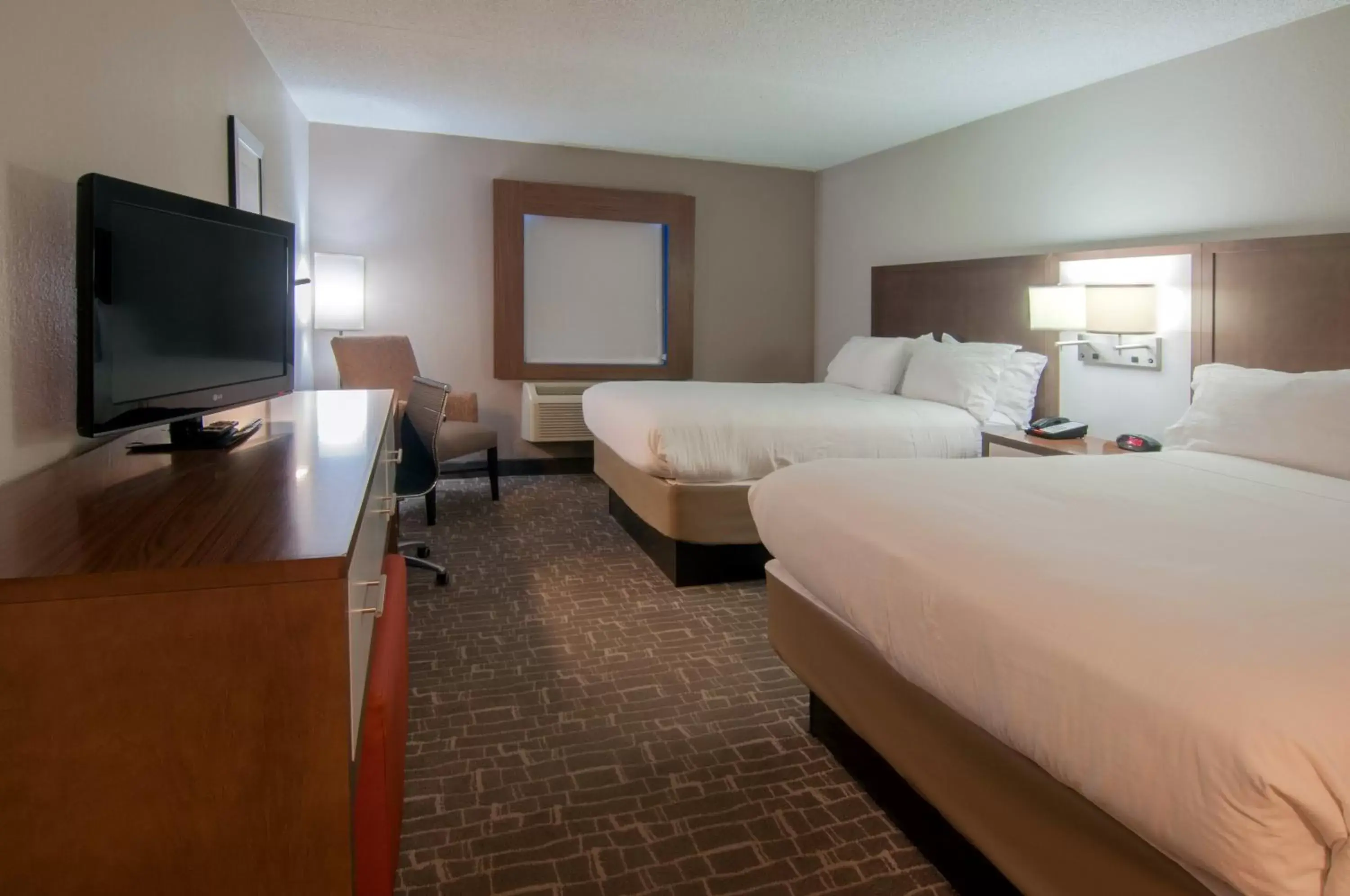 Photo of the whole room, Bed in Holiday Inn Express & Suites Nashville-I-40 & I-24(Spence Lane), an IHG Hotel