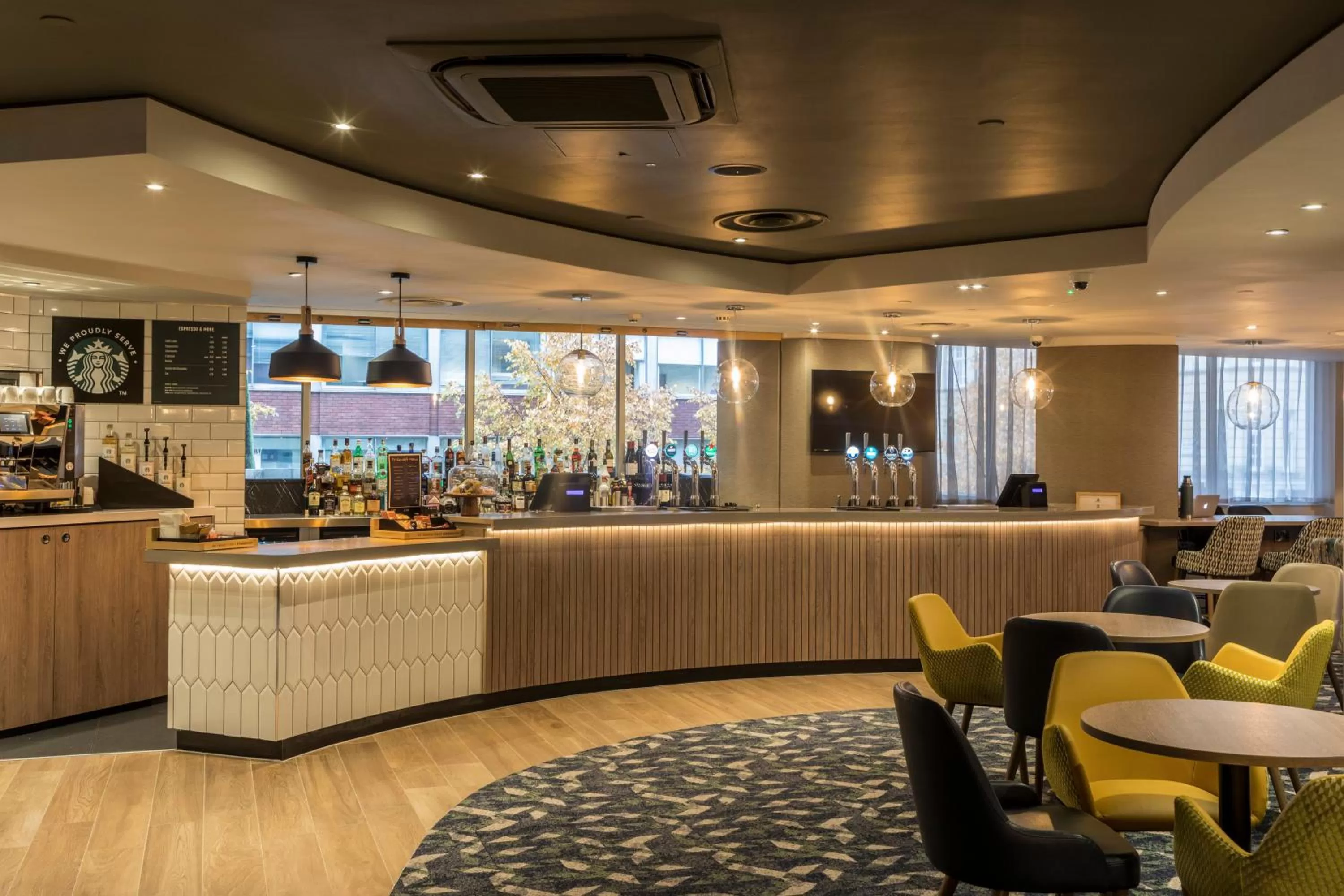 Lounge or bar in Holiday Inn London - Regent's Park by IHG