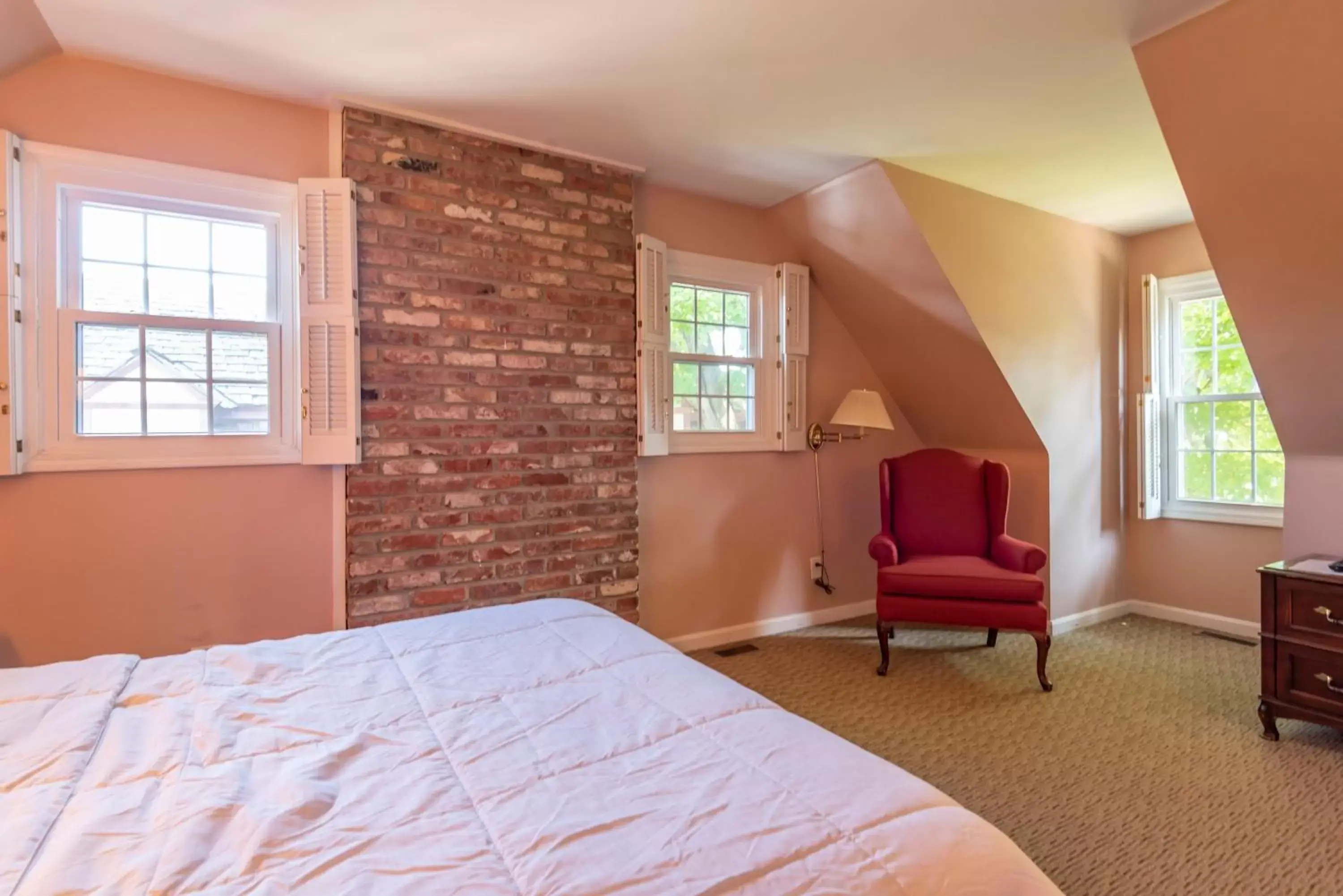 Bedroom, Bed in Century Suites Hotel