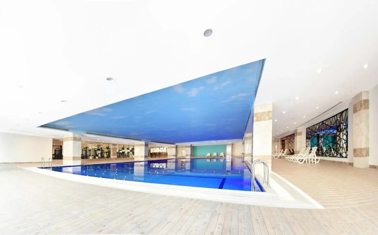 Swimming Pool in Ramada Plaza Altin Kayisi Hotel