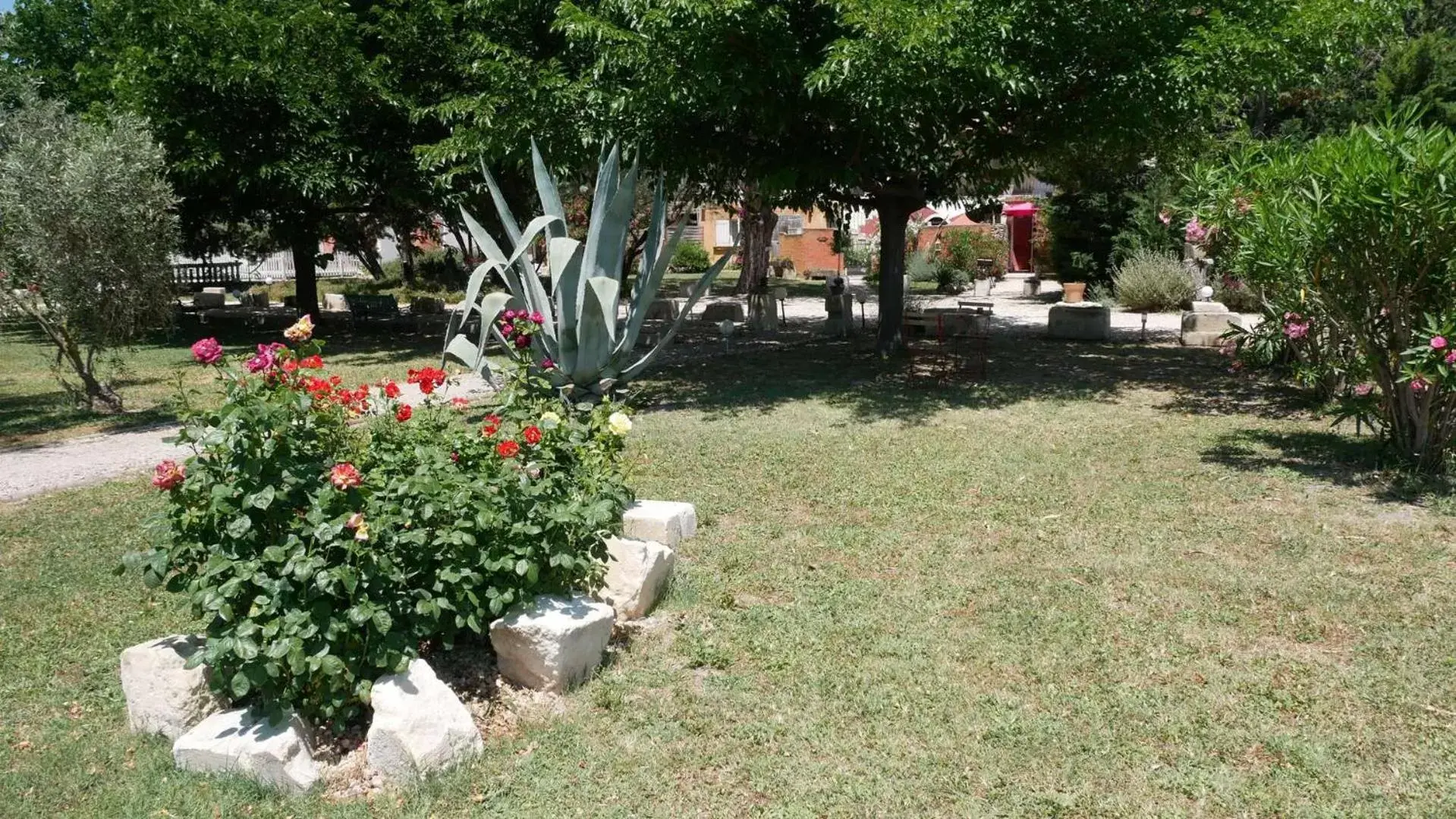 Garden in MAS MAURANE-Chambre d'hôte avec SPA privé