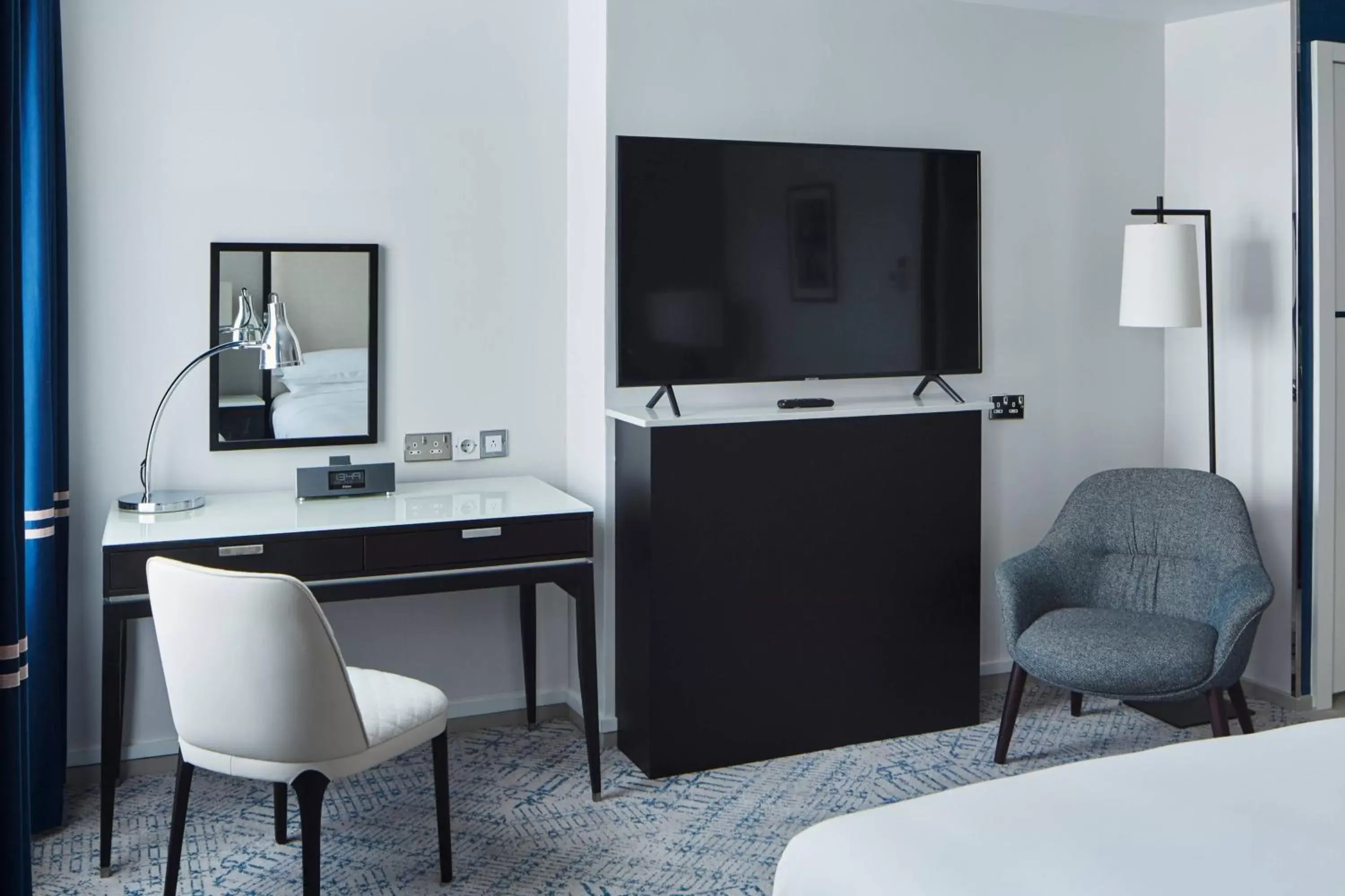 Photo of the whole room, TV/Entertainment Center in London Marriott Hotel Grosvenor Square