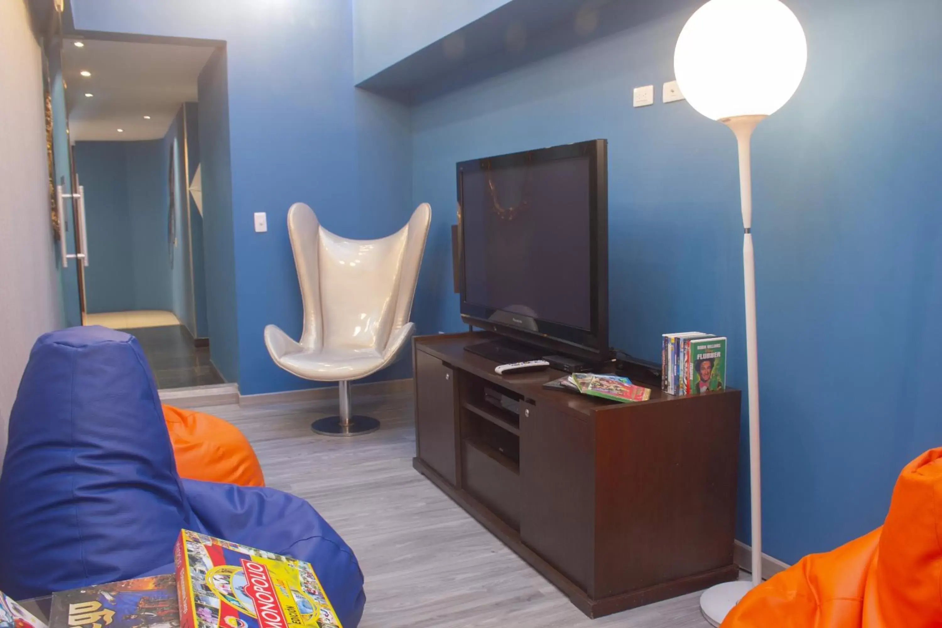 Communal lounge/ TV room, TV/Entertainment Center in Hotel 104 Art Suites