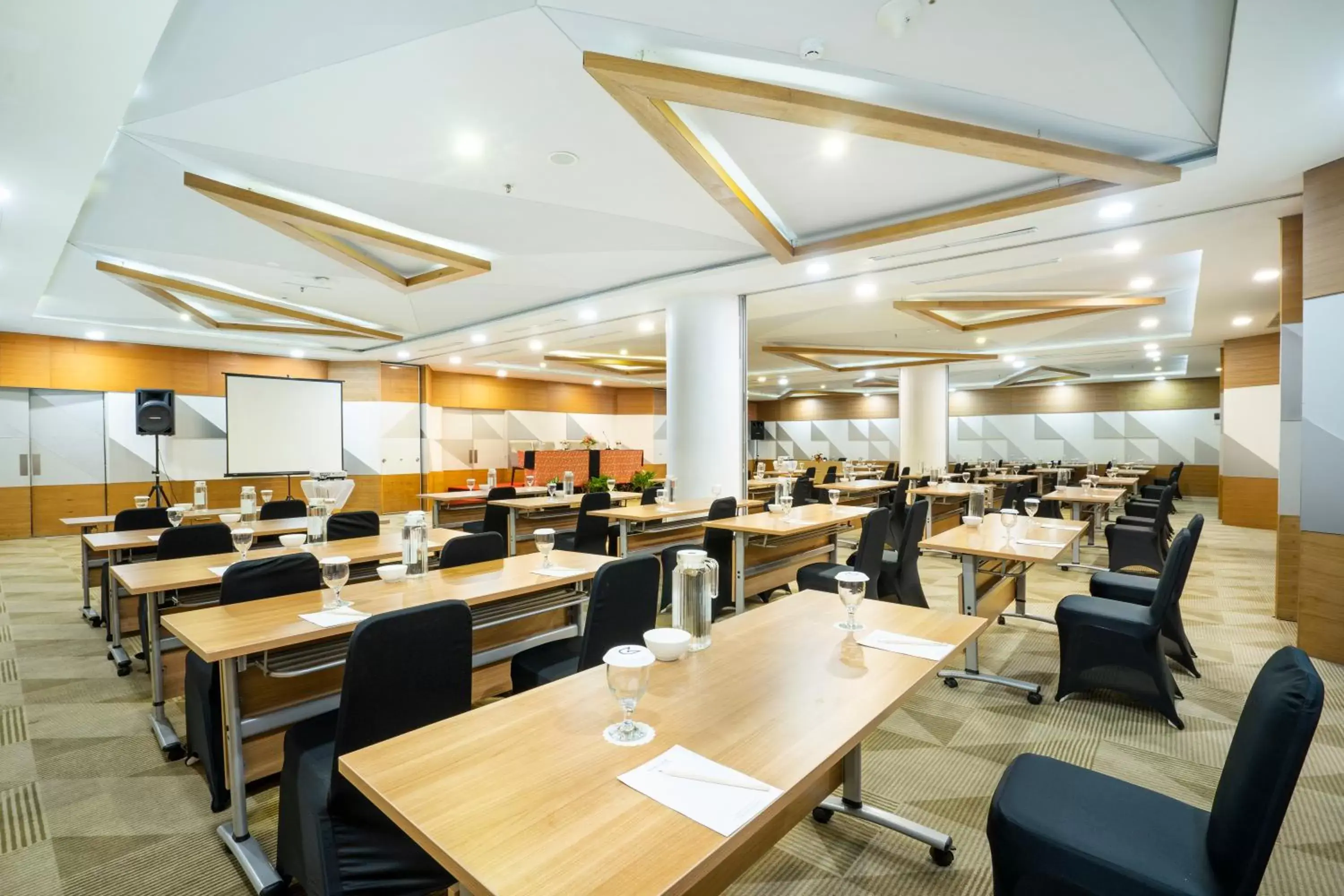 Meeting/conference room, Restaurant/Places to Eat in Golden Tulip Pontianak