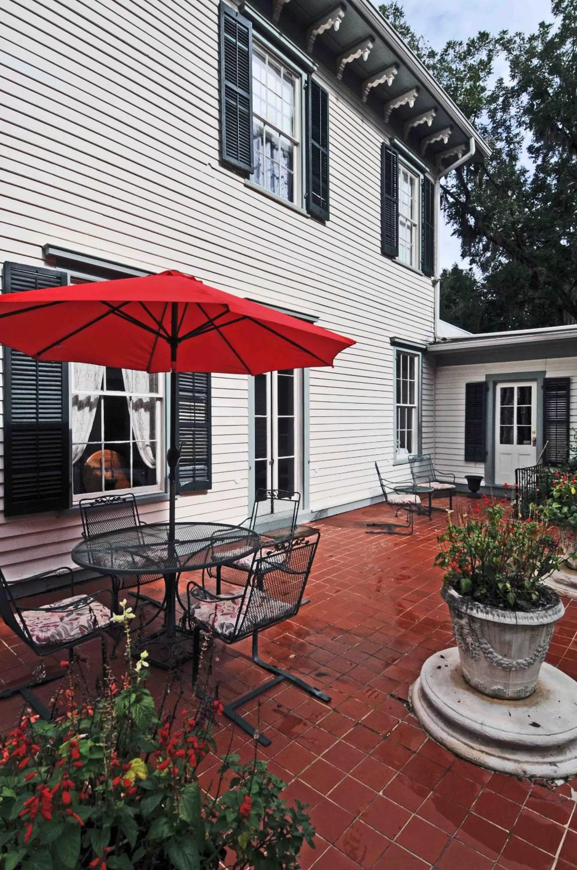Dining area in 1872 Denham Inn