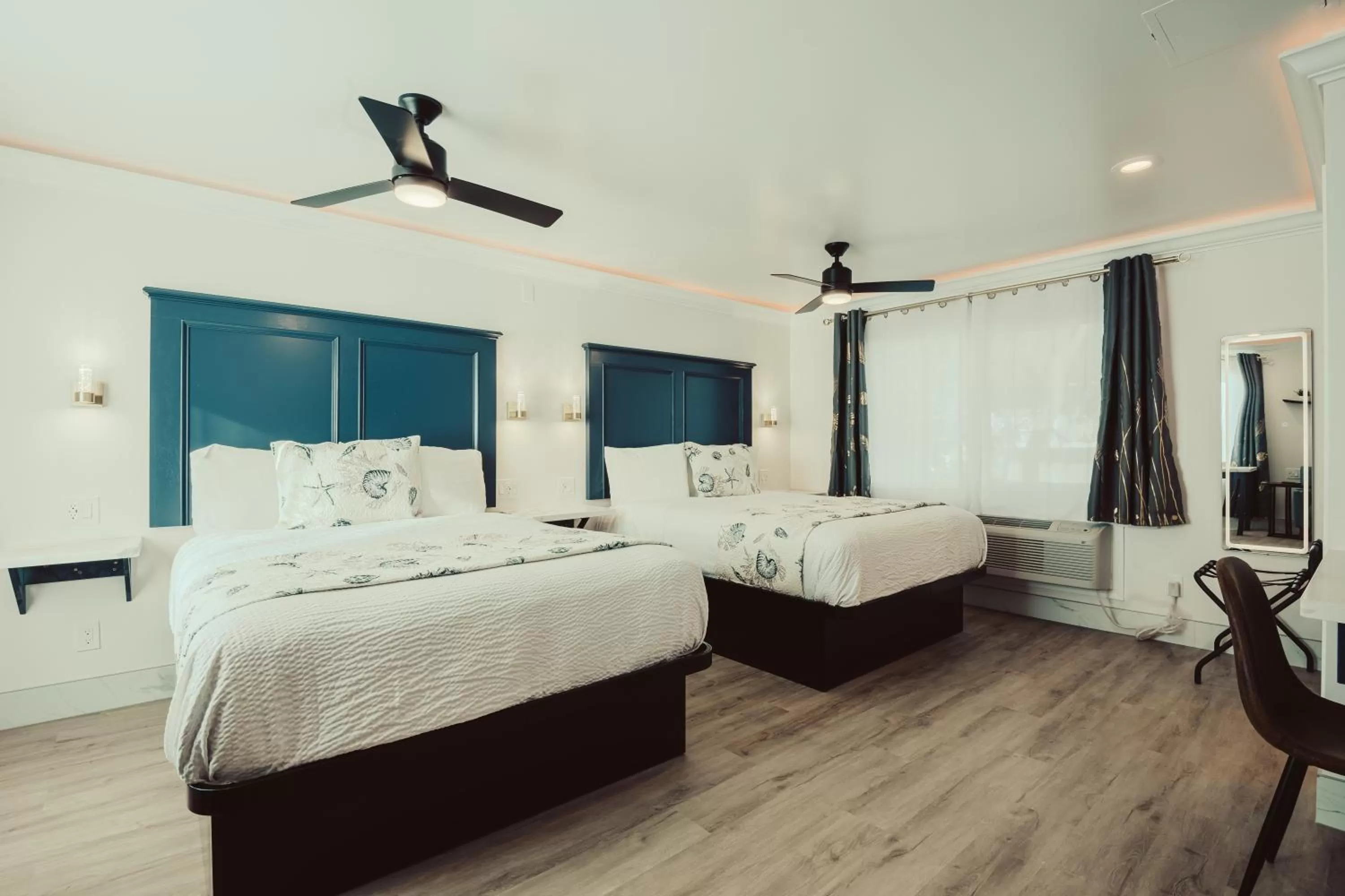 Bed in Blufftop Inn & Suites - Wharf/Restaurant District