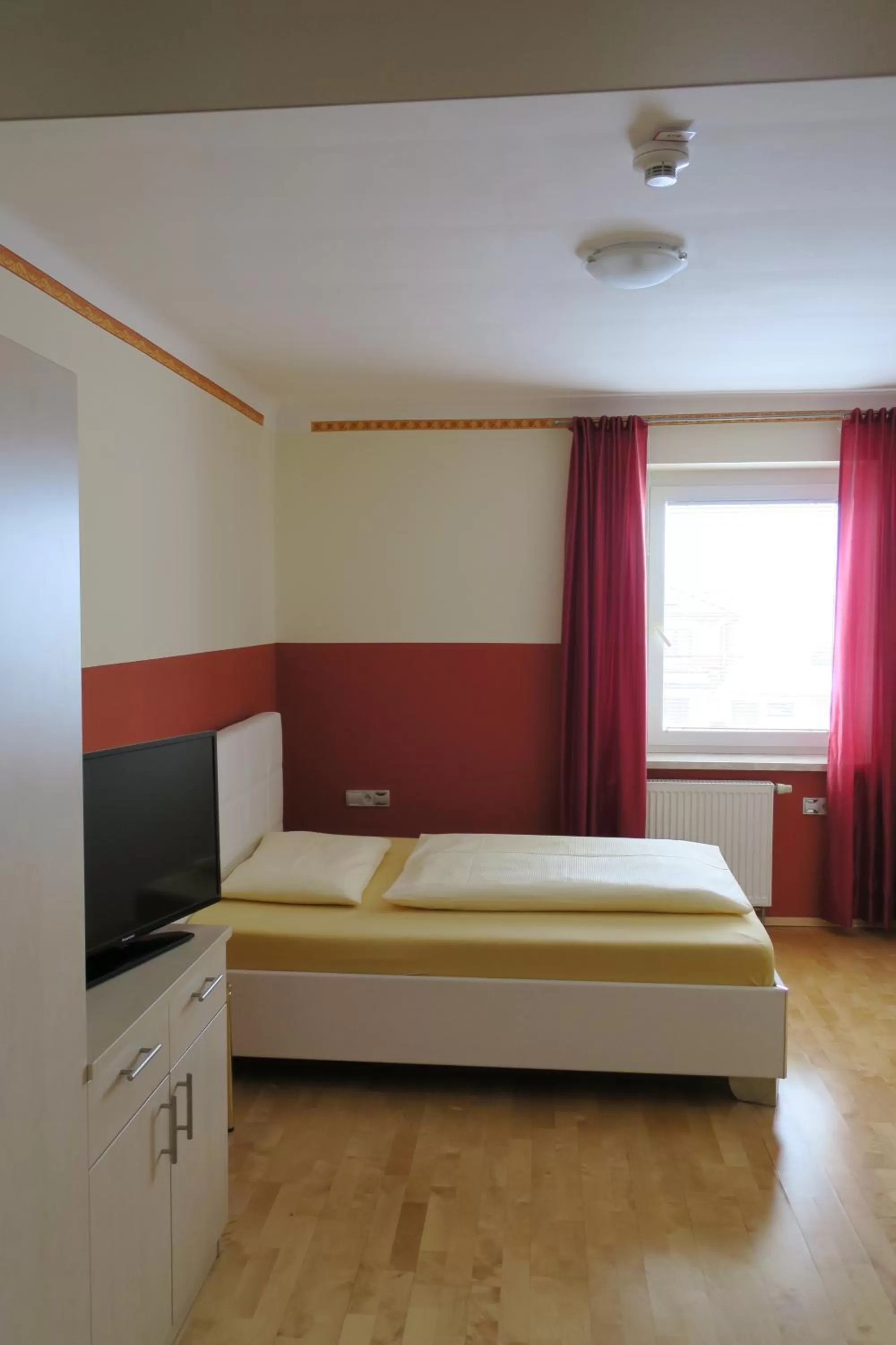 Photo of the whole room, Bed in Hotel Restaurant Böck "Roter Hahn"