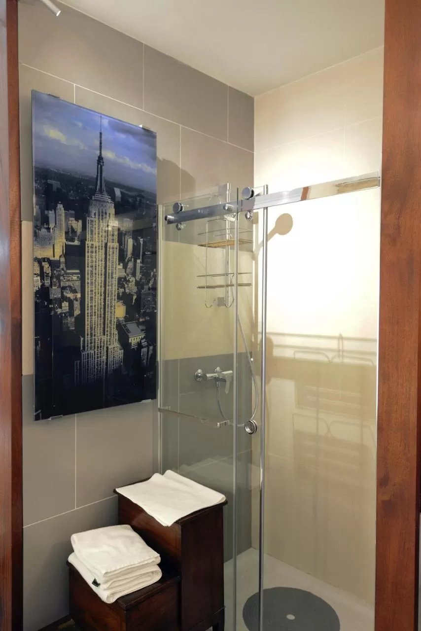 Bathroom in Chambres d'hôtes Vue sur la Muraille de Sens