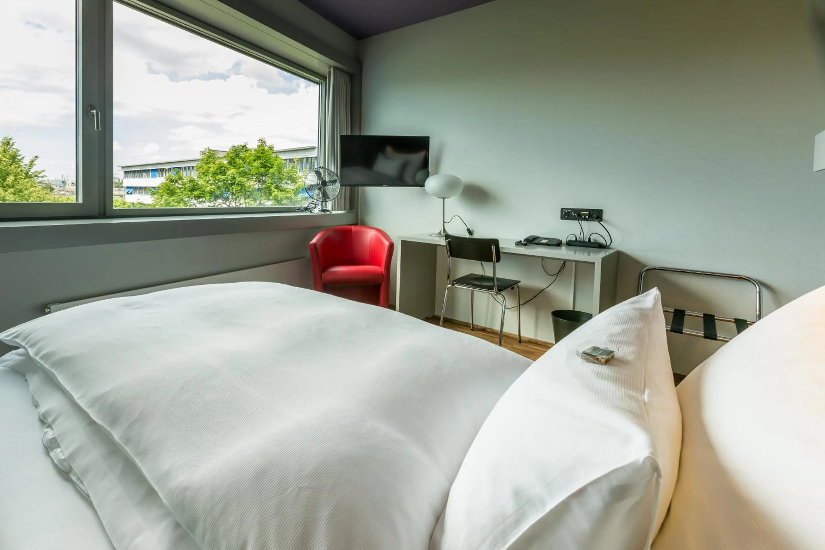 Photo of the whole room, Bed in Dasbreitehotel am Rhein