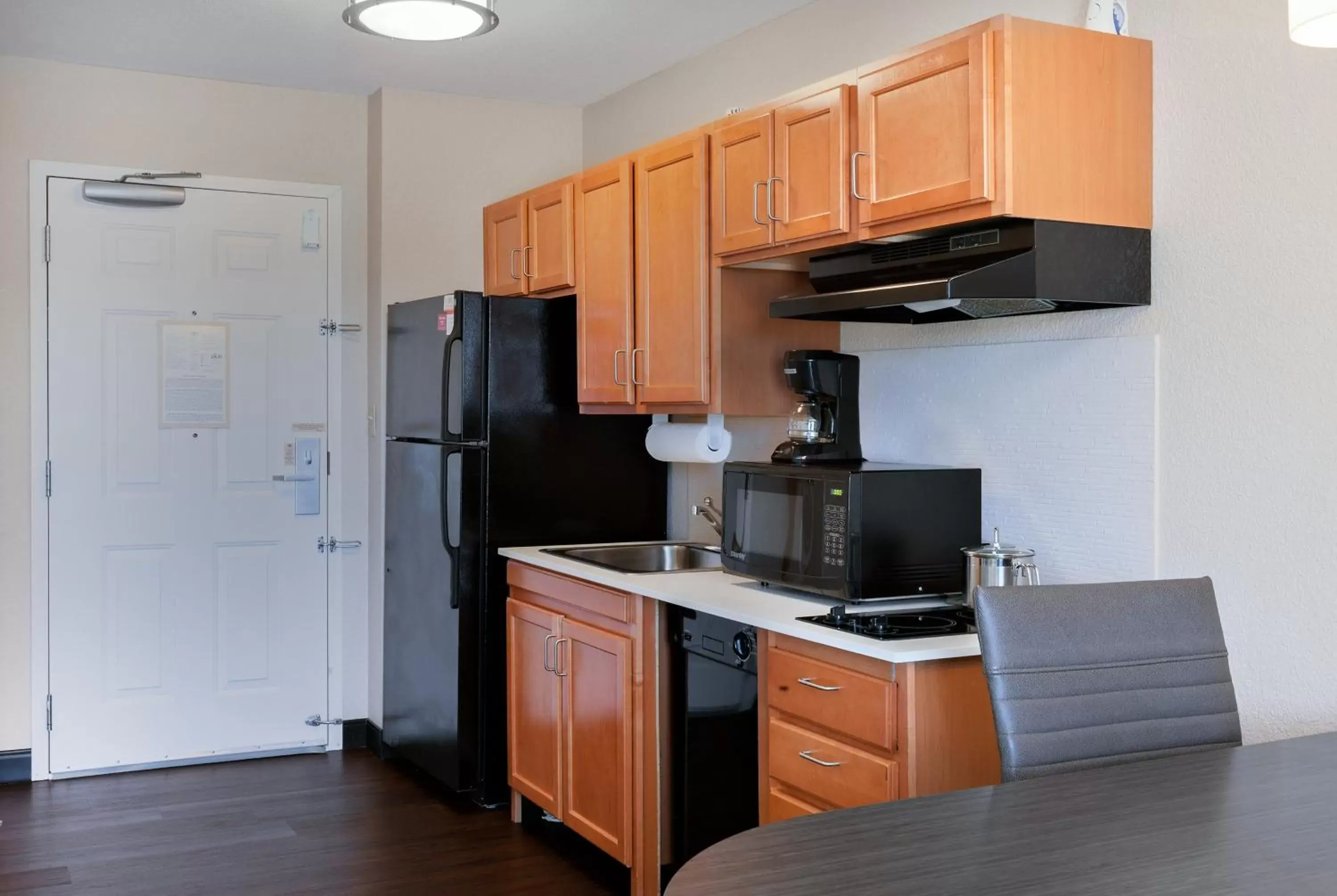 Photo of the whole room, Kitchen/Kitchenette in Candlewood Suites Medford, an IHG Hotel