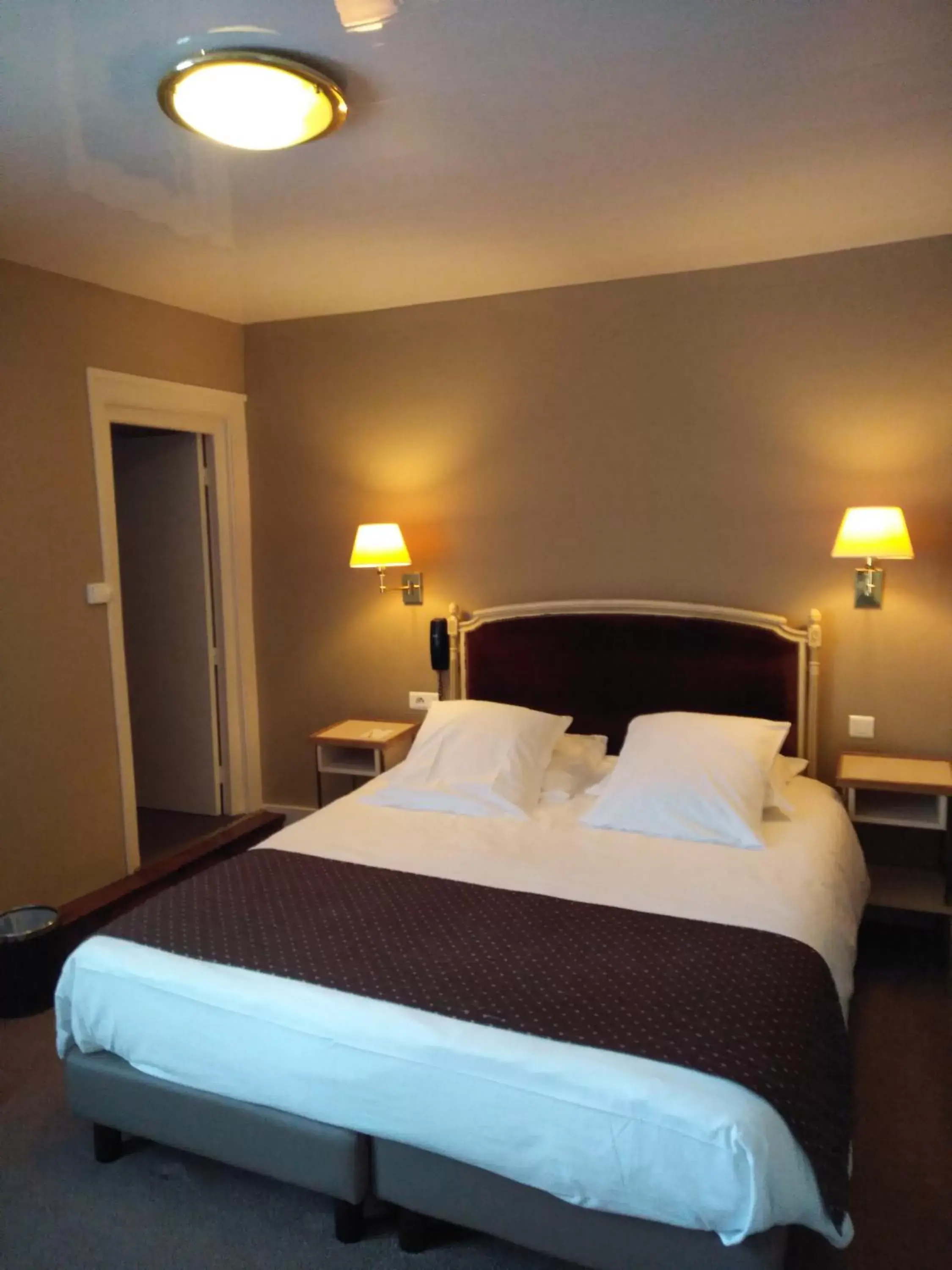 Bed in Grand Hotel de L'Univers