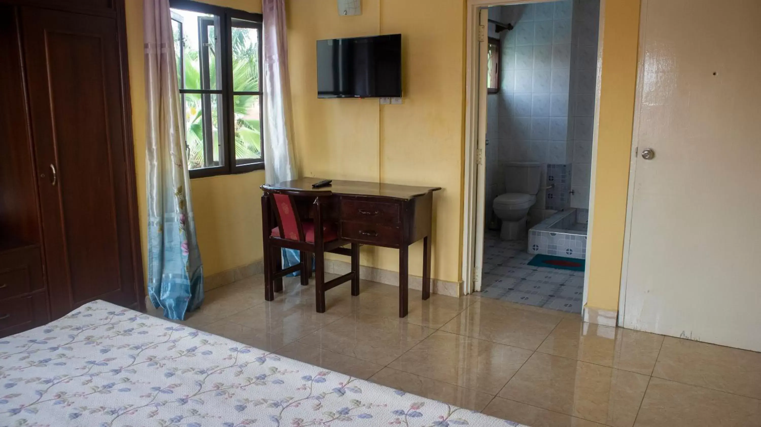 Bathroom, TV/Entertainment Center in Pekan Hotel