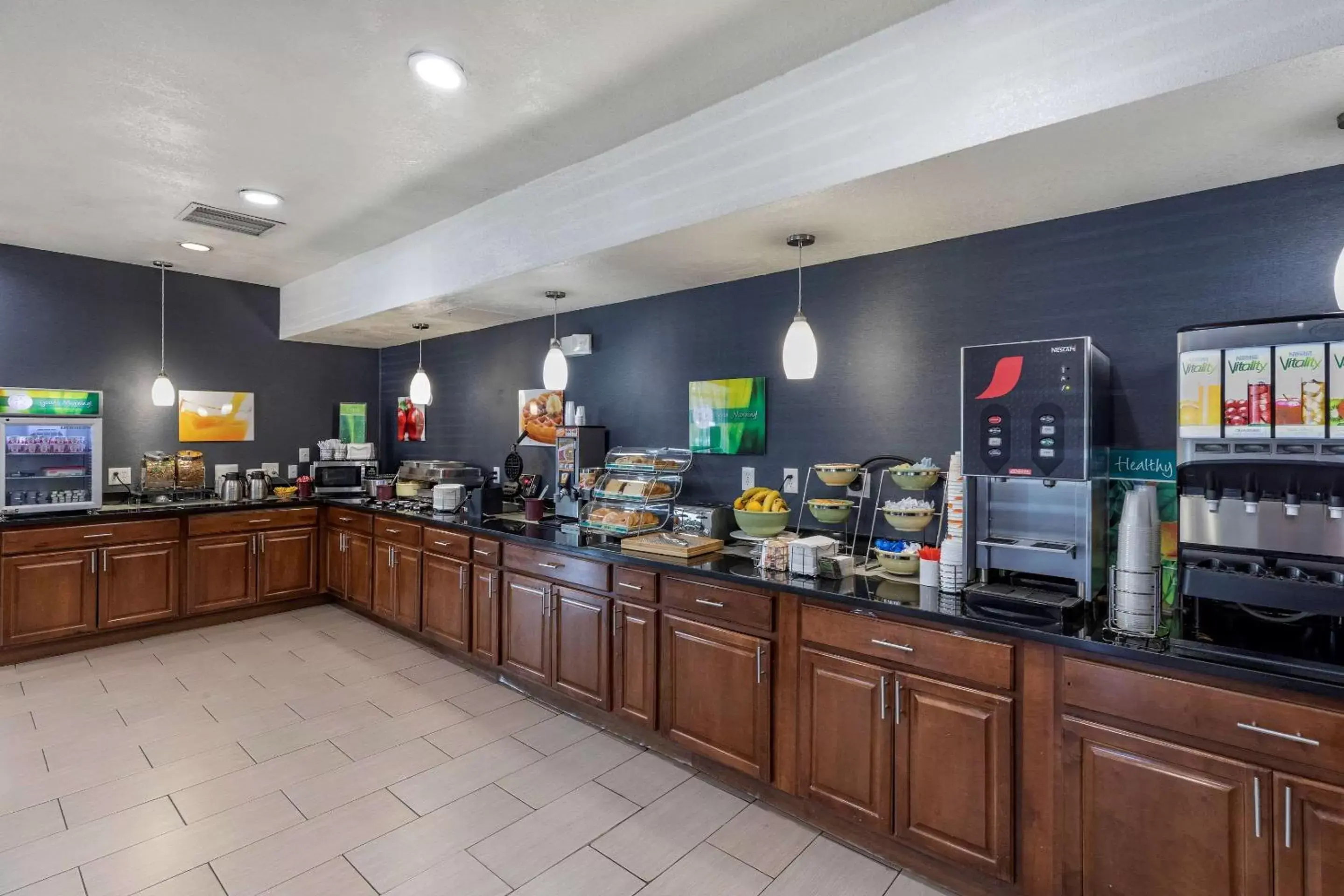 Breakfast, Restaurant/Places to Eat in Quality Inn and Suites Denver Airport - Gateway Park