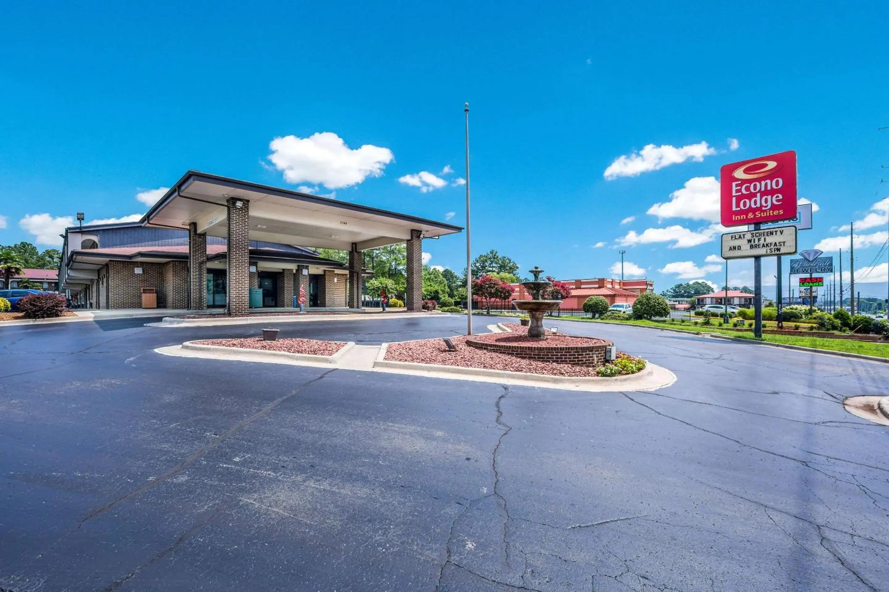 Property Building in Econo Lodge Inn & Suites