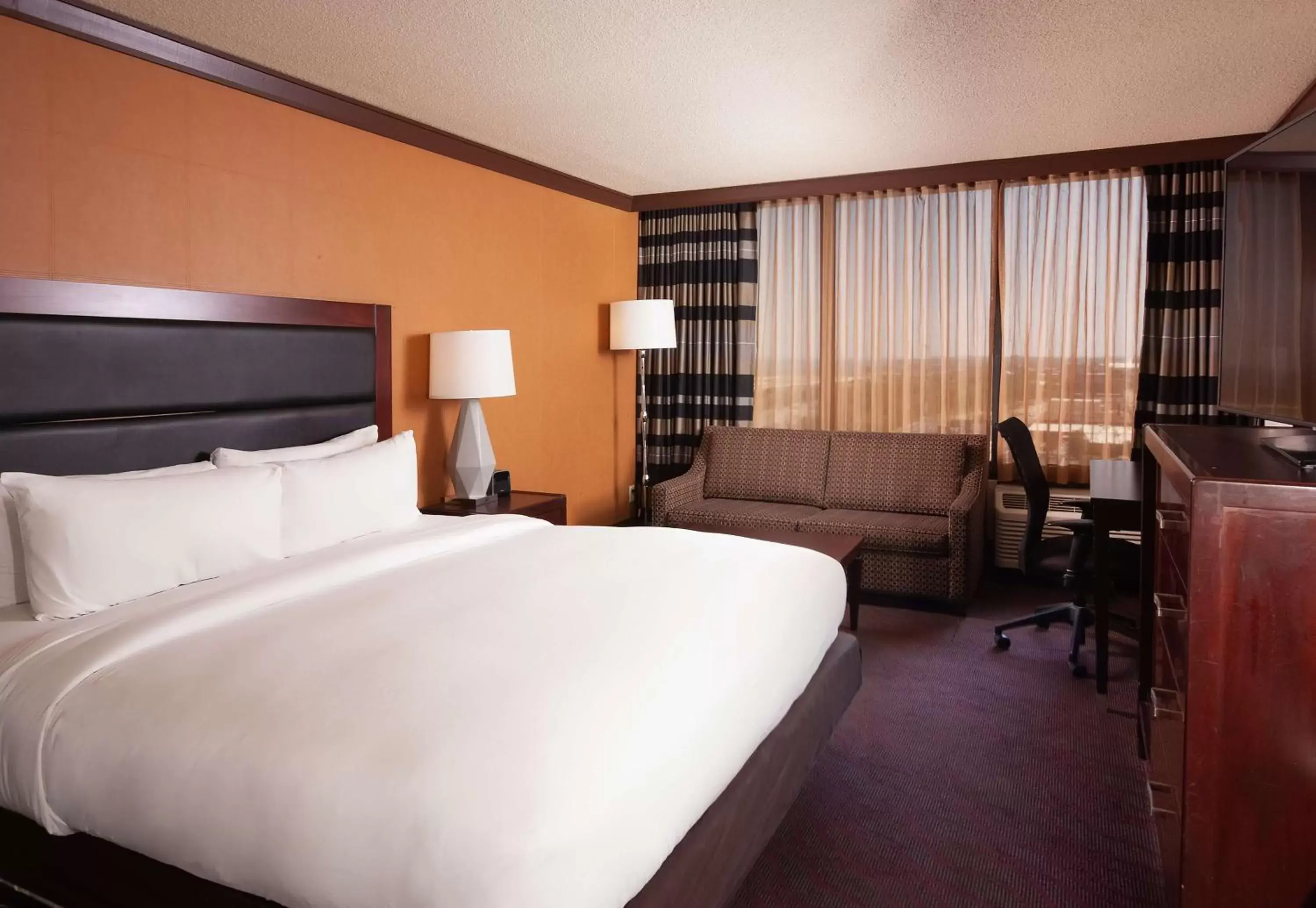 Bedroom, Bed in DoubleTree by Hilton Hotel Cleveland Downtown - Lakeside