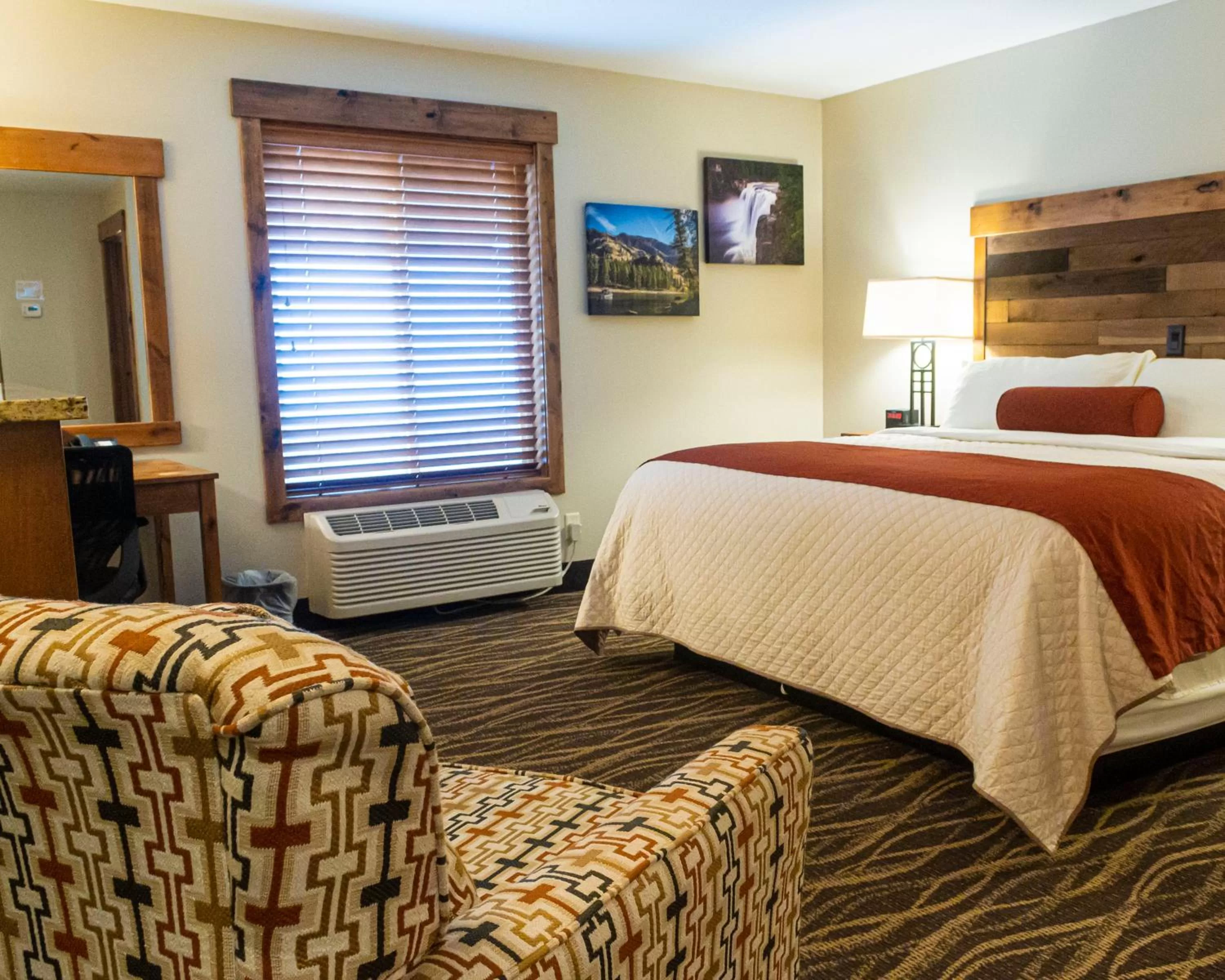 Seating area, Bed in Sawtelle Mountain Resort