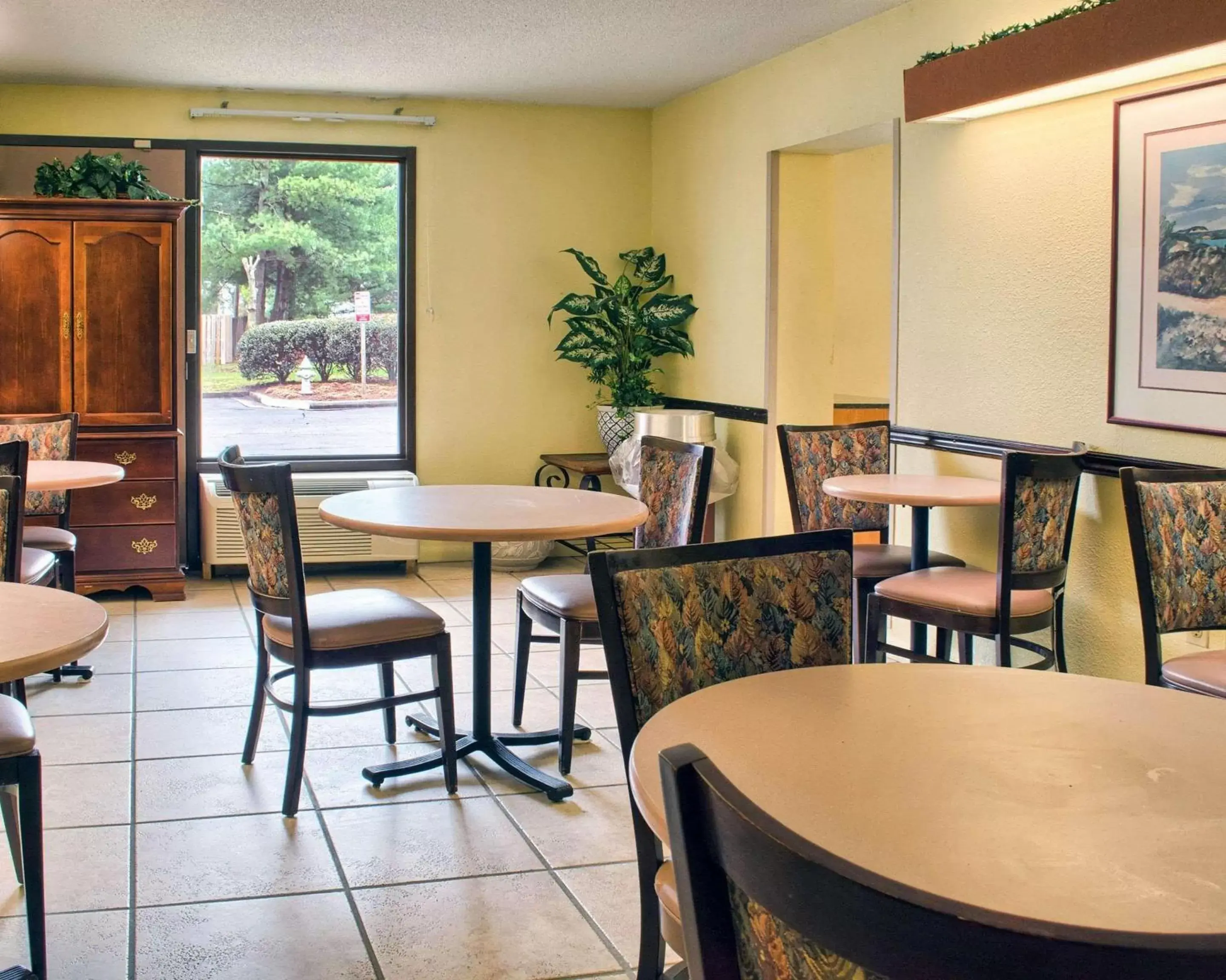 Restaurant/Places to Eat in Econo Lodge Richmond