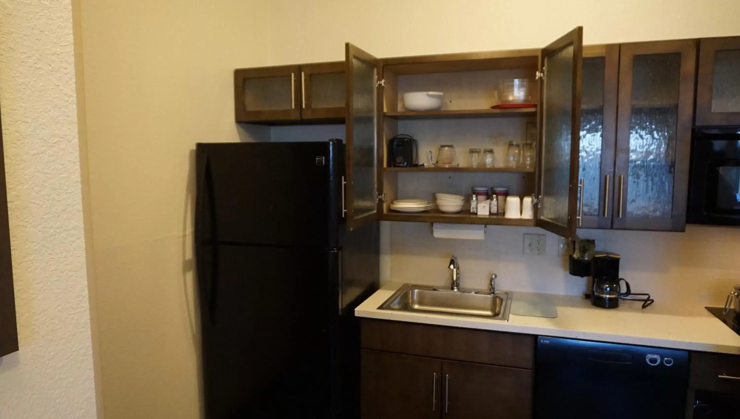 Bedroom, Kitchen/Kitchenette in Candlewood Suites-West Springfield, an IHG Hotel