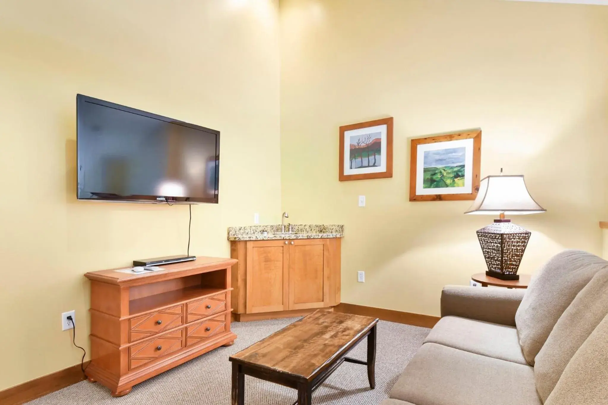 Living room, TV/Entertainment Center in Sundial Lodge Park City - Canyons Village