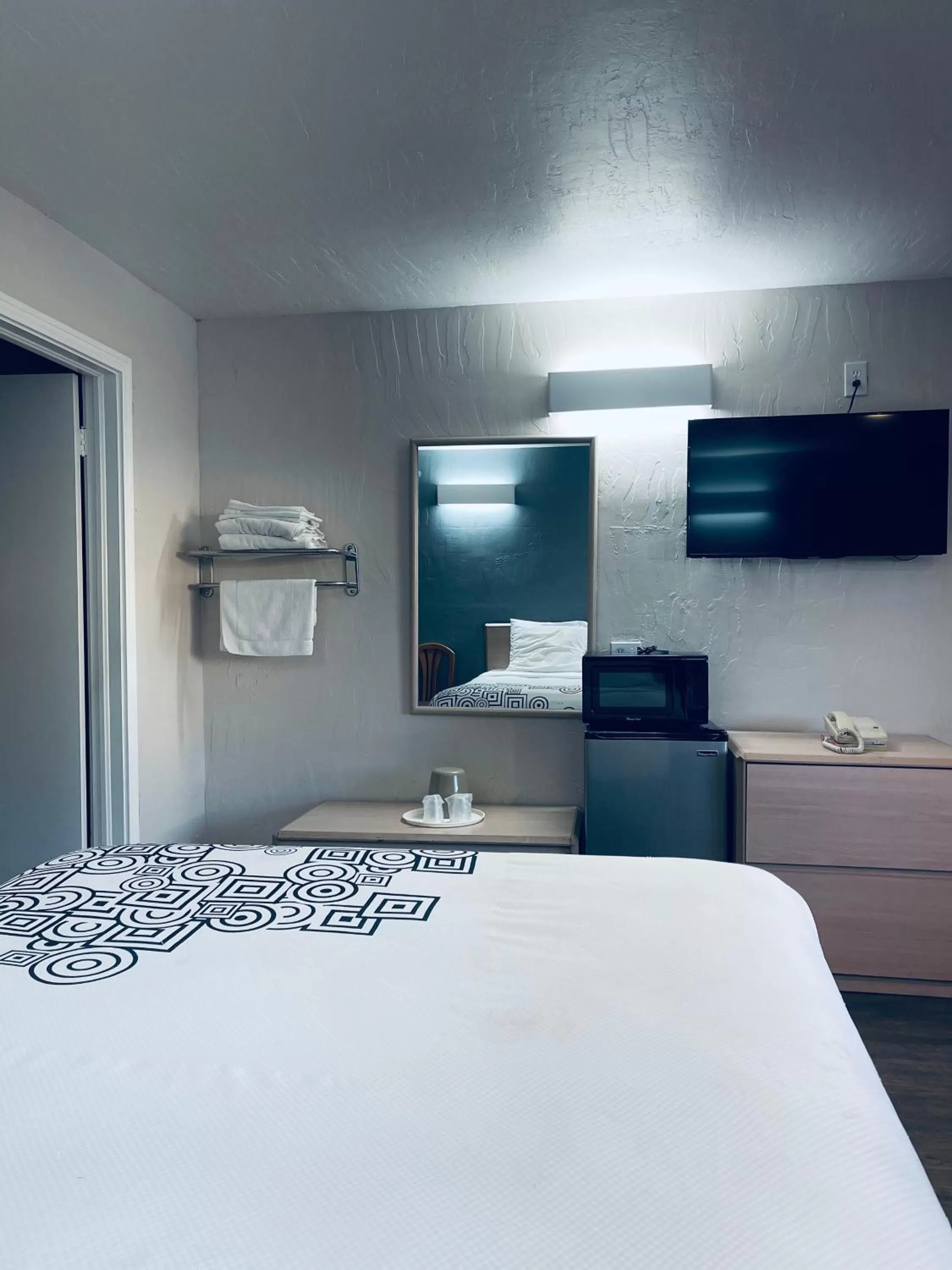 Photo of the whole room, Bed in Century 21 Motel