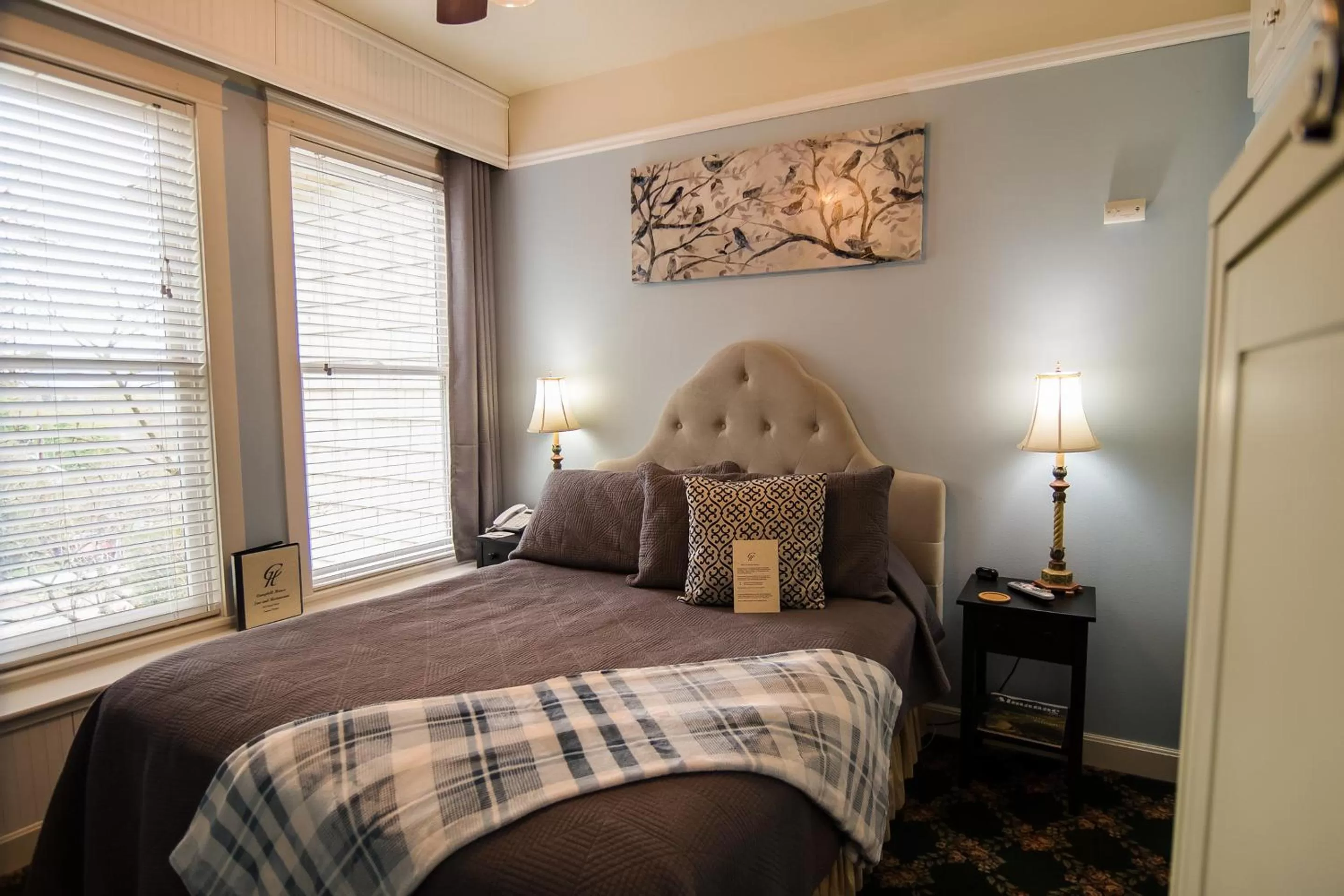 Bed in The Campbell House Inn