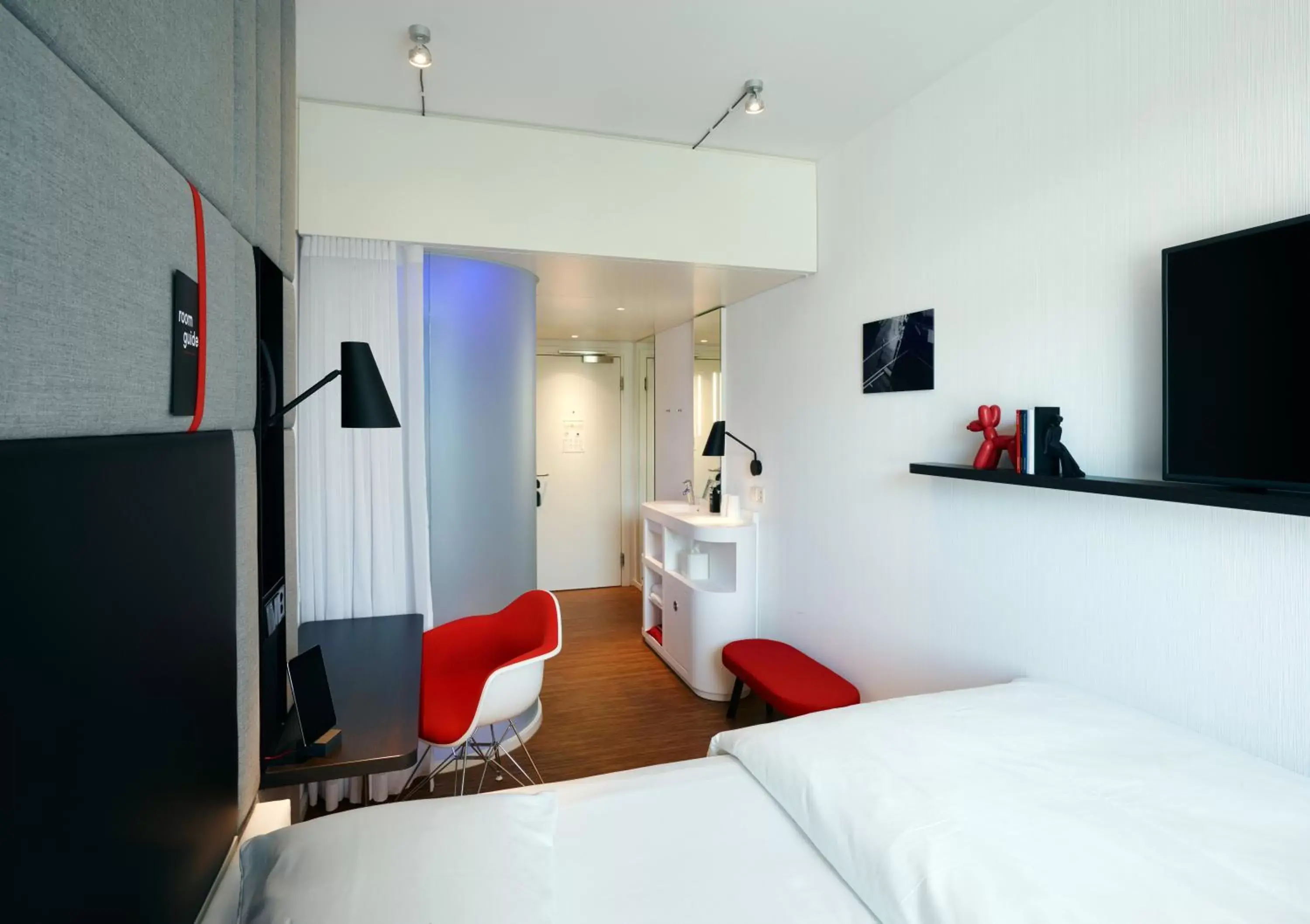 Bedroom, TV/Entertainment Center in citizenM Zürich