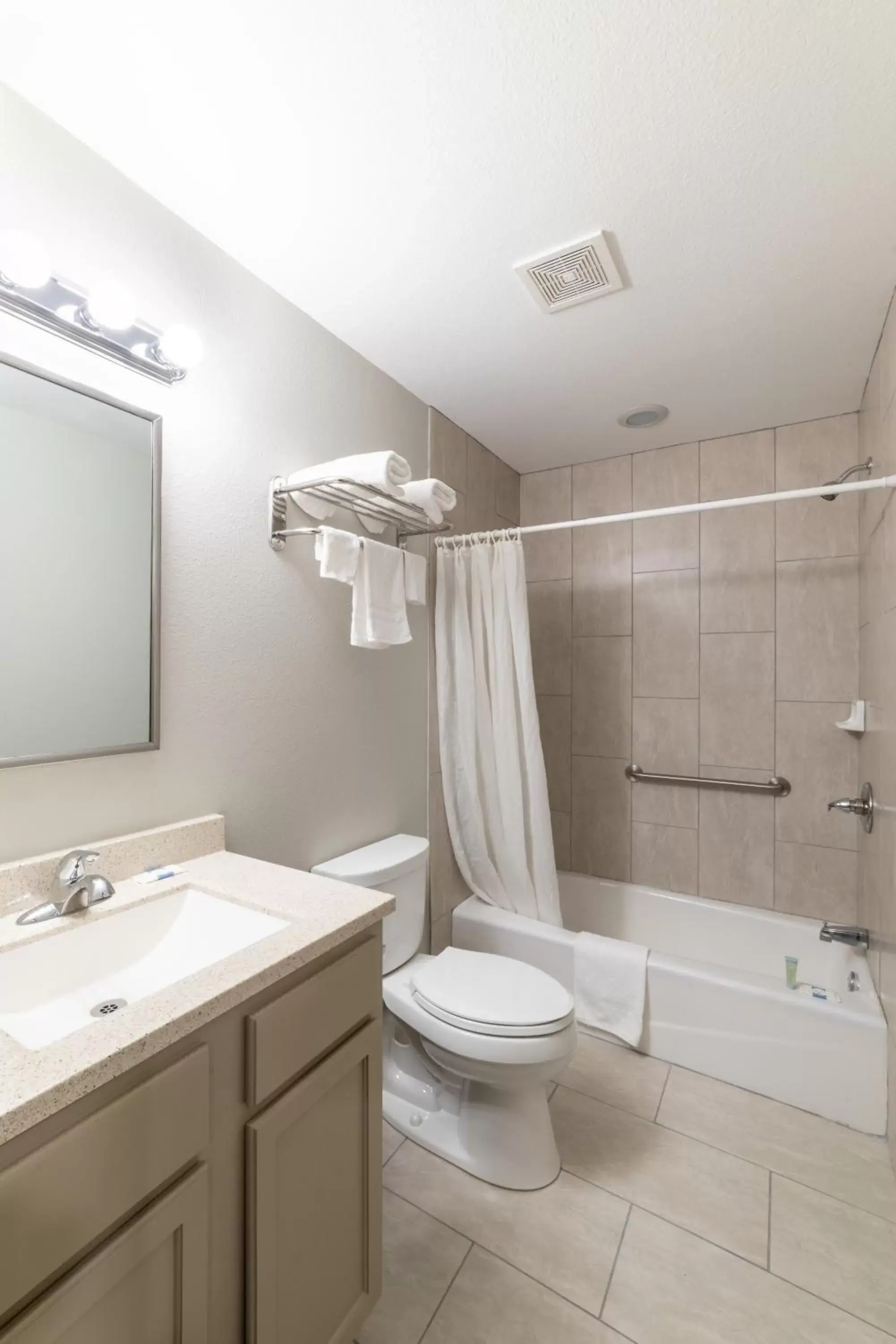 Shower, Bathroom in Budget Inn & Suites Baton Rouge