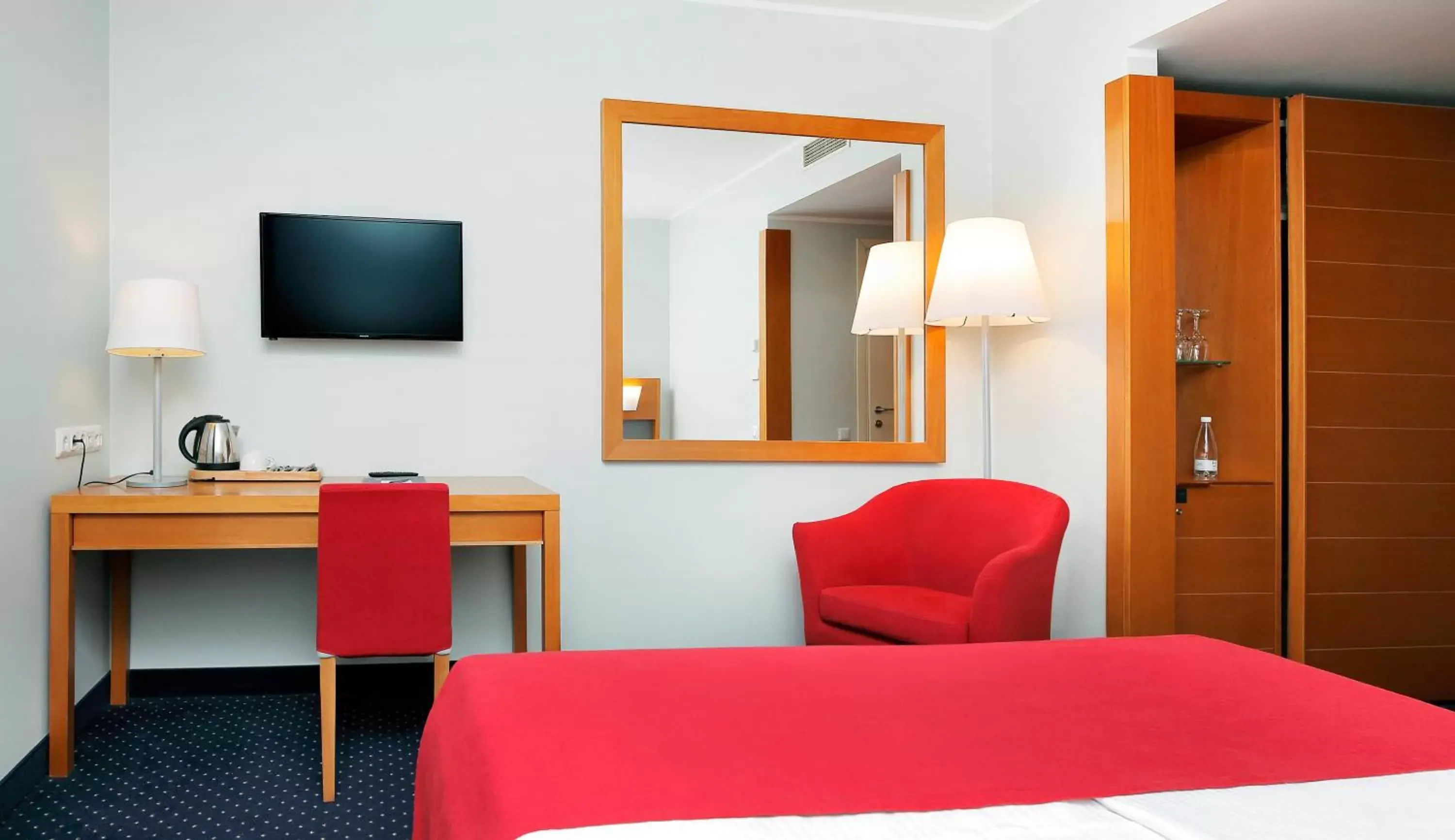 Bed, TV/Entertainment Center in Hestia Hotel Ilmarine