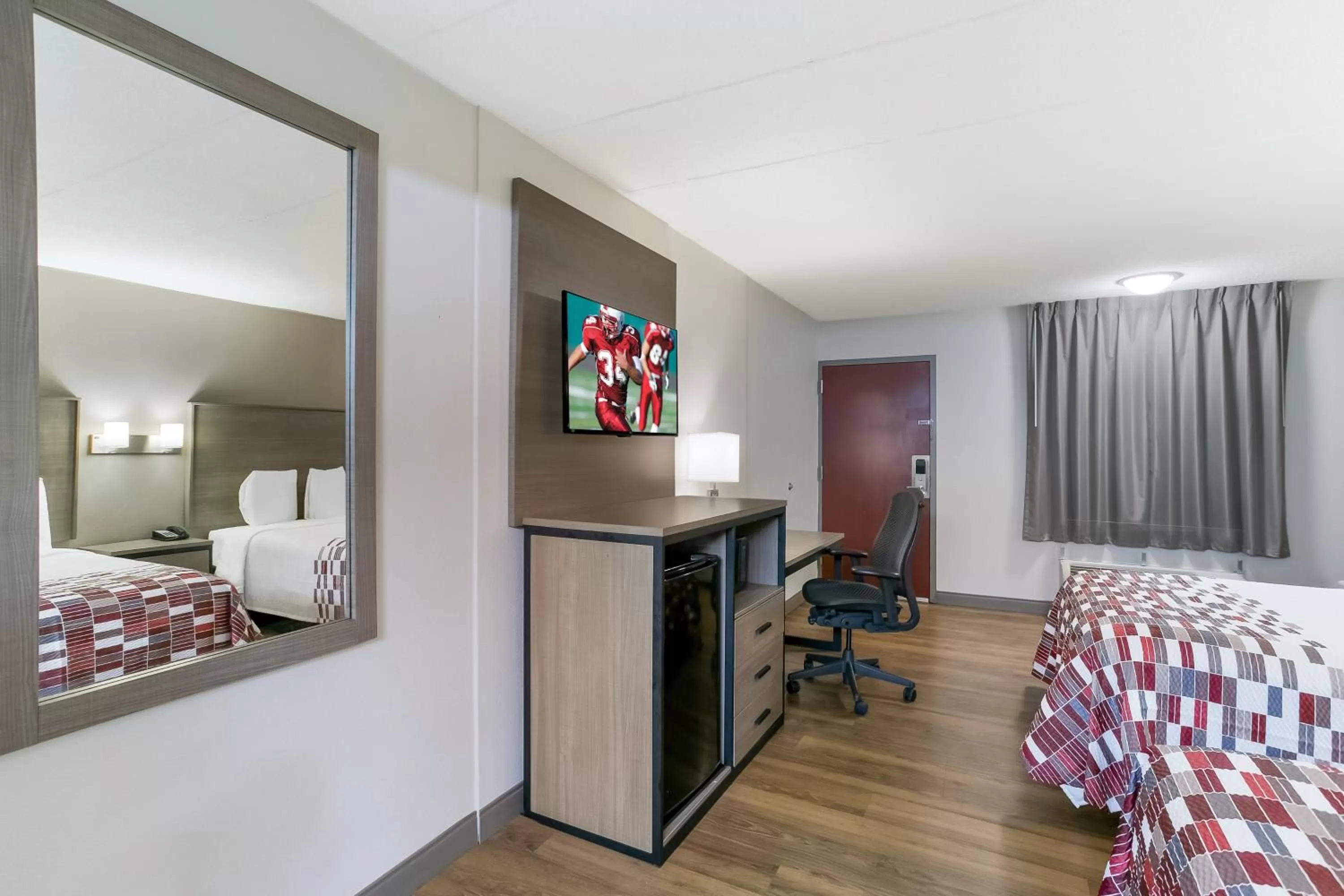 Photo of the whole room, Bed in Red Roof Inn Baltimore