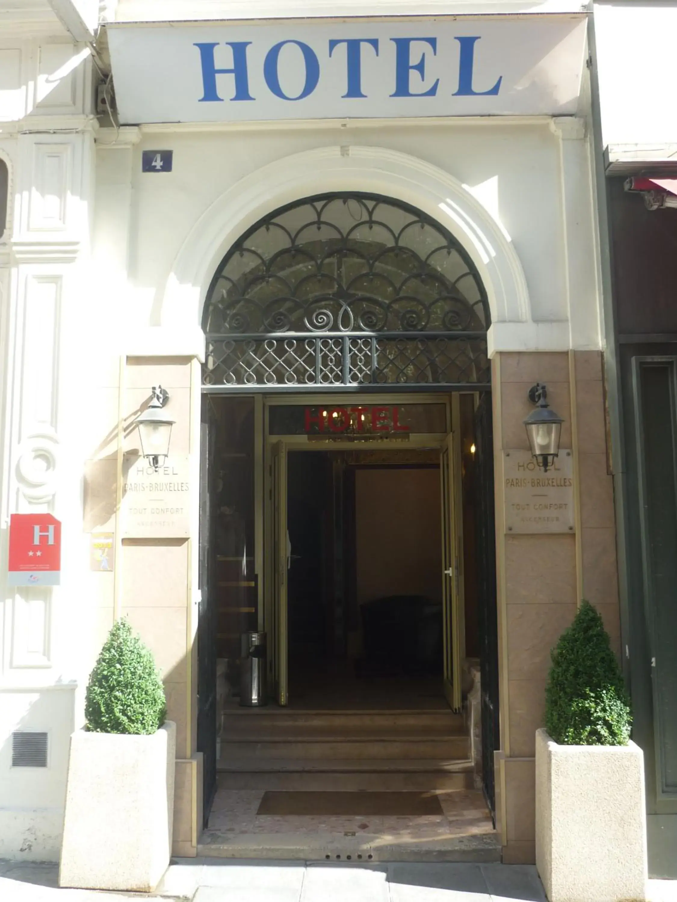 Facade/entrance in Hotel Paris Bruxelles
