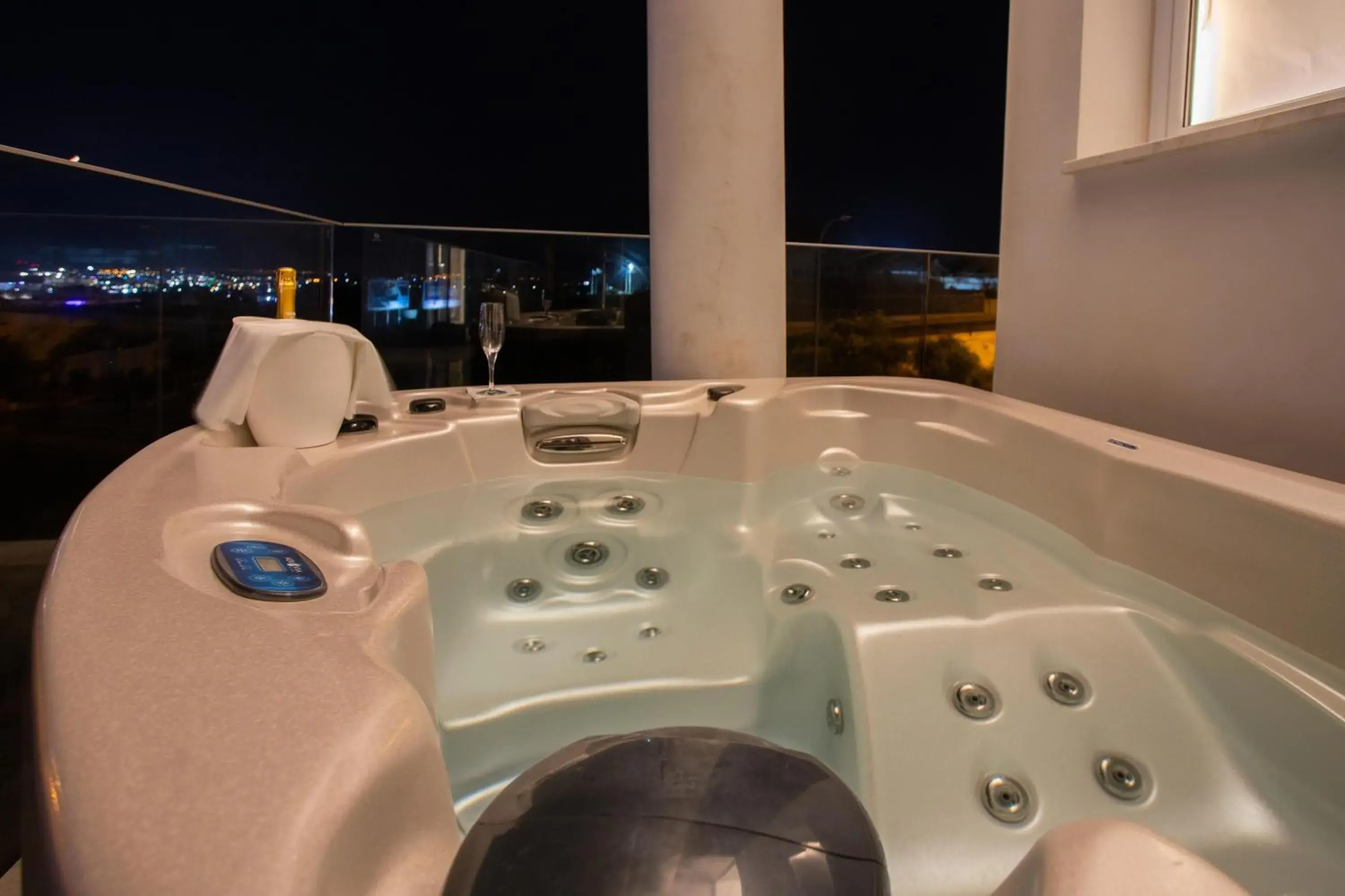 Bathroom in Hotel Napa Suites (Adults Only)