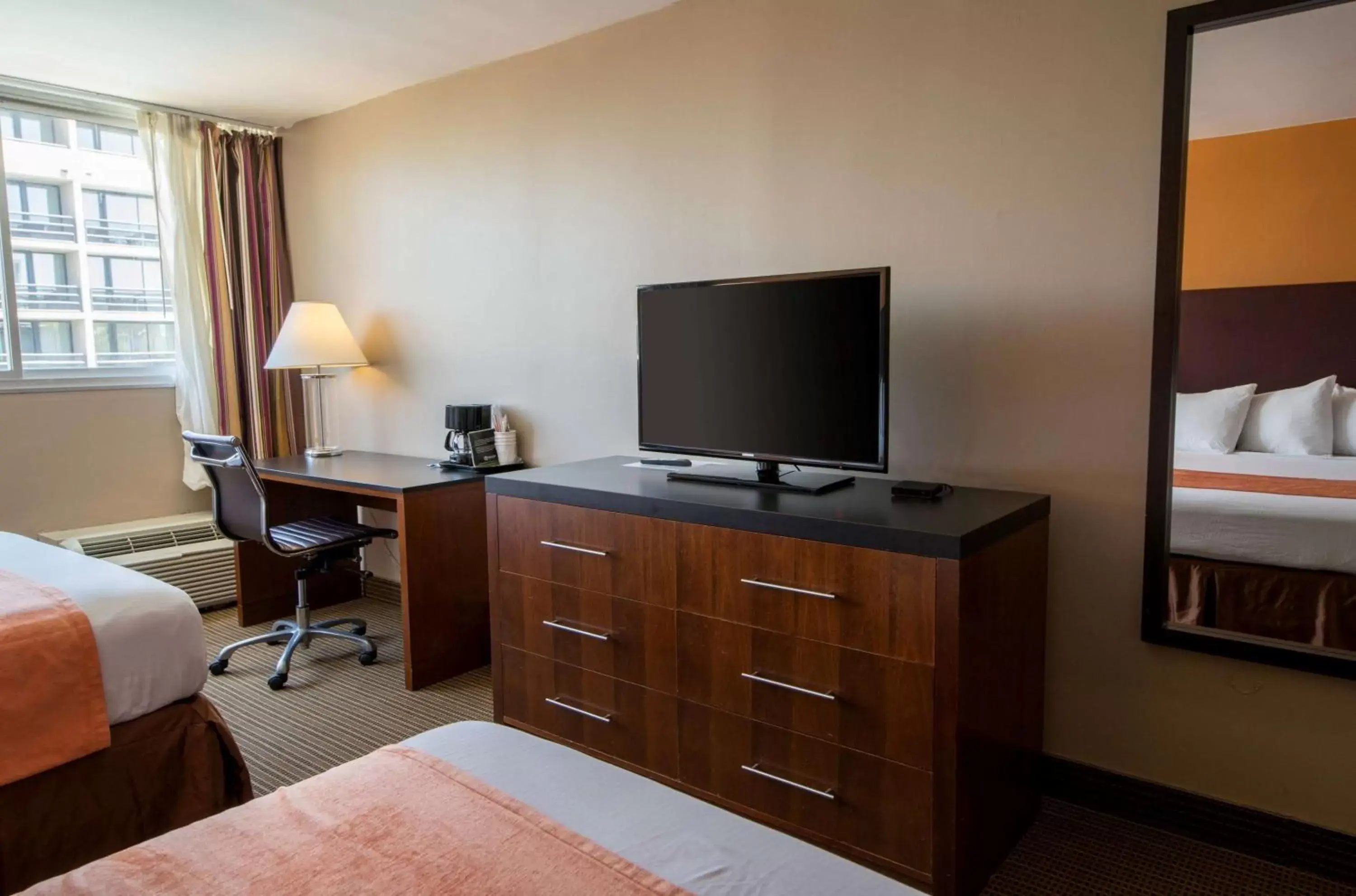 Photo of the whole room, Bed in Howard Johnson by Wyndham Fullerton/Anaheim Conference Cntr Photo of the whole room, Bed in Howard Johnson by Wyndham Fullerton/Anaheim Conference Cntr