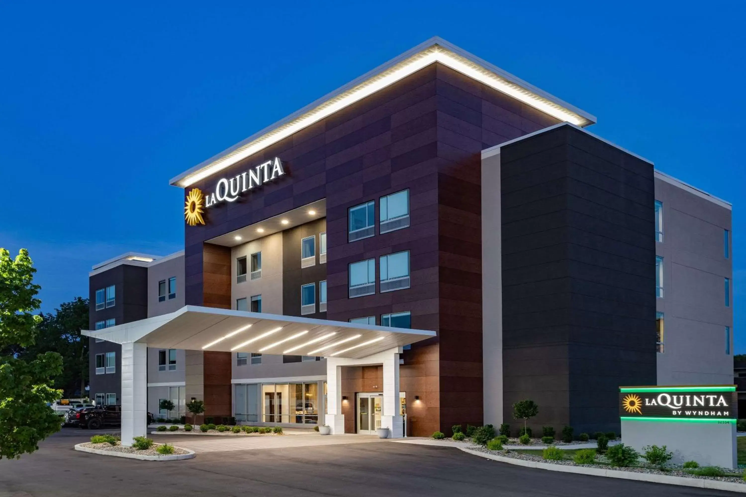 Property Building in La Quinta Inn & Suites by Wyndham South Bend near Notre Dame