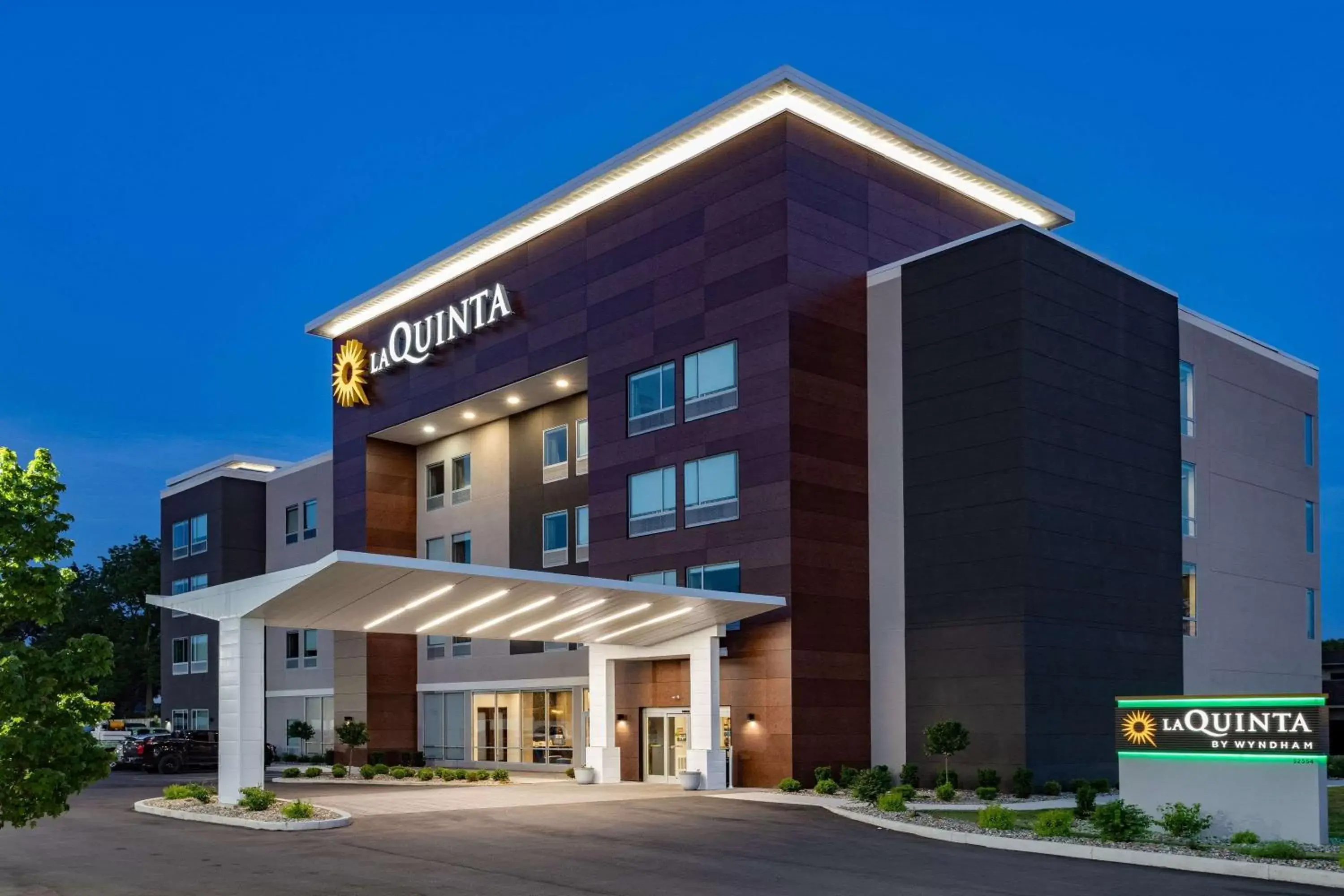 Property building in LaQuinta Suites by Wyndham South Bend Notre Dame Area Property building in LaQuinta Suites by Wyndham South Bend Notre Dame Area
