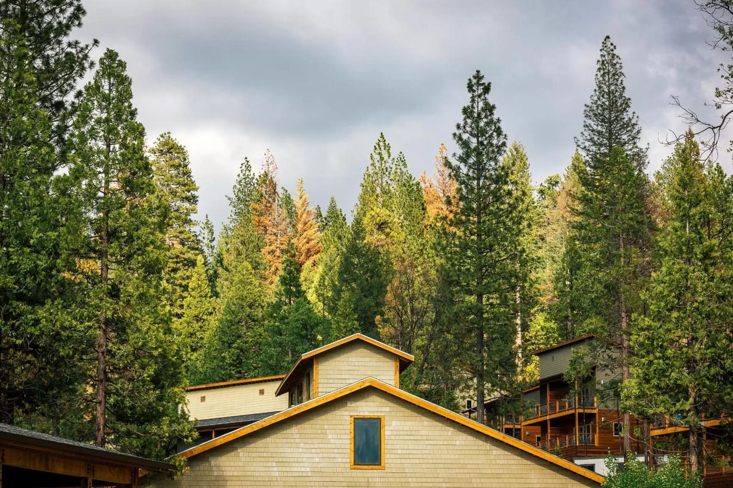 Property building in Rush Creek Lodge at Yosemite