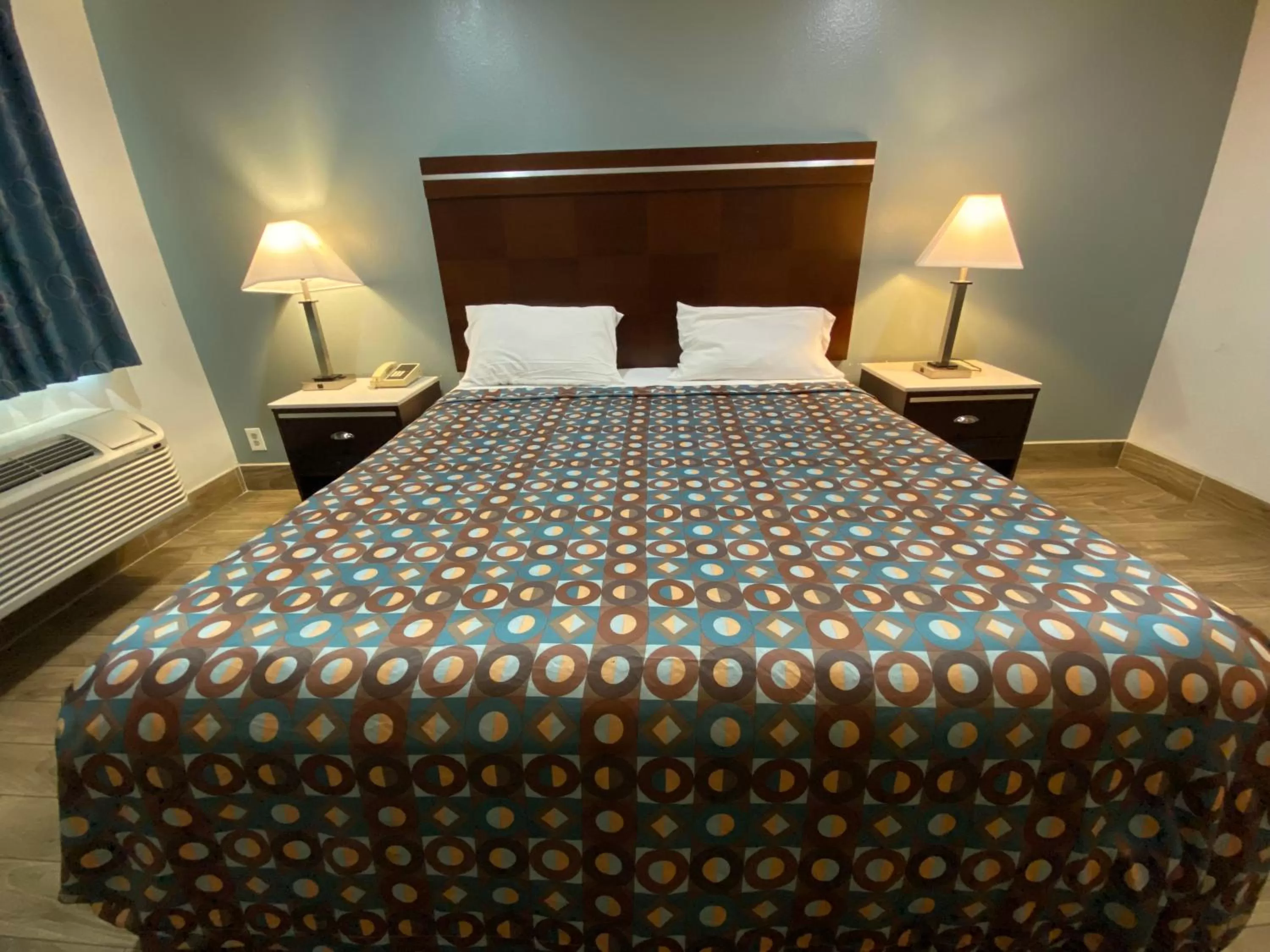 Bed in Welcome Inn Corona