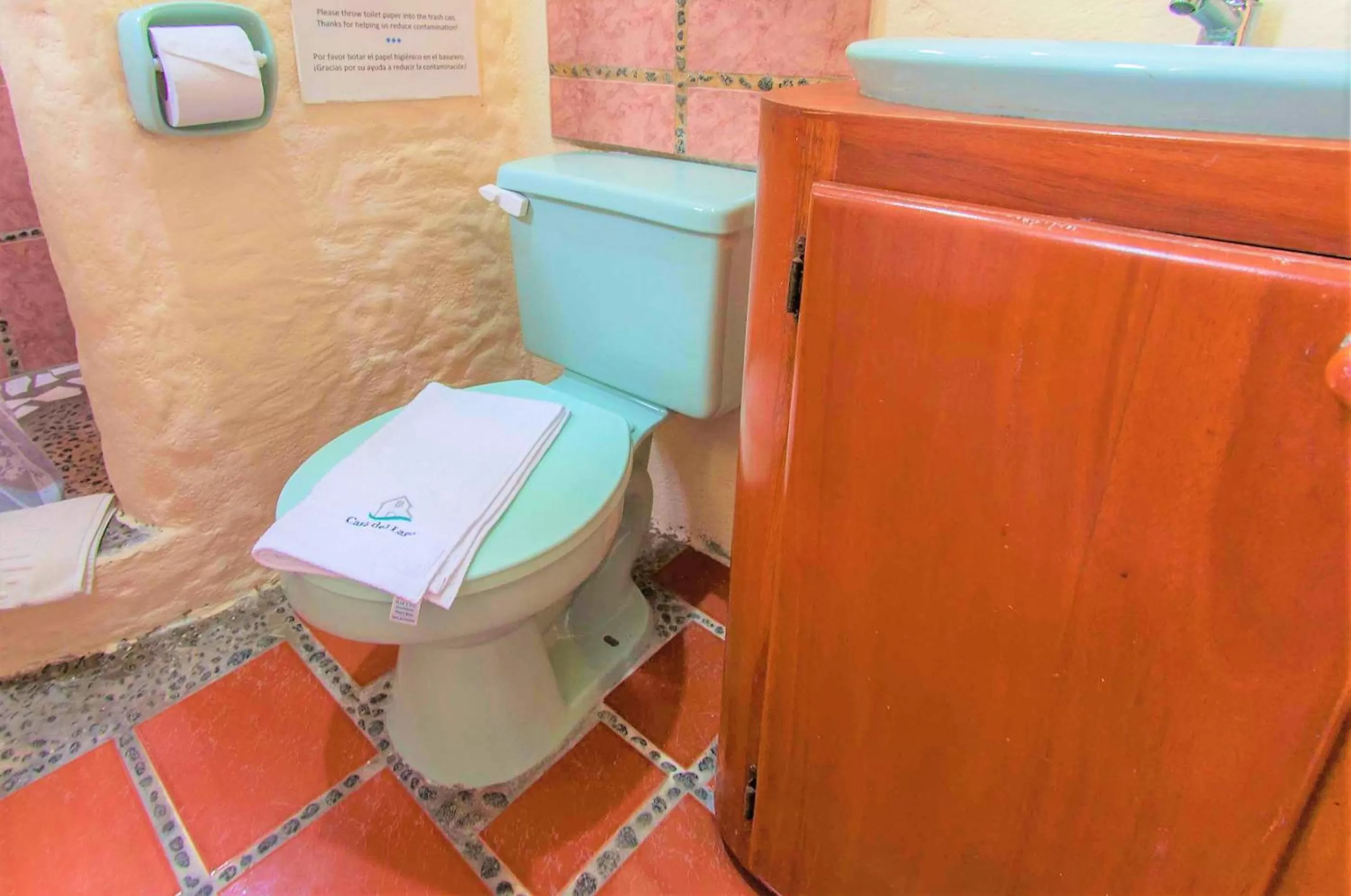 Bathroom in Casa del Lago Lodging House