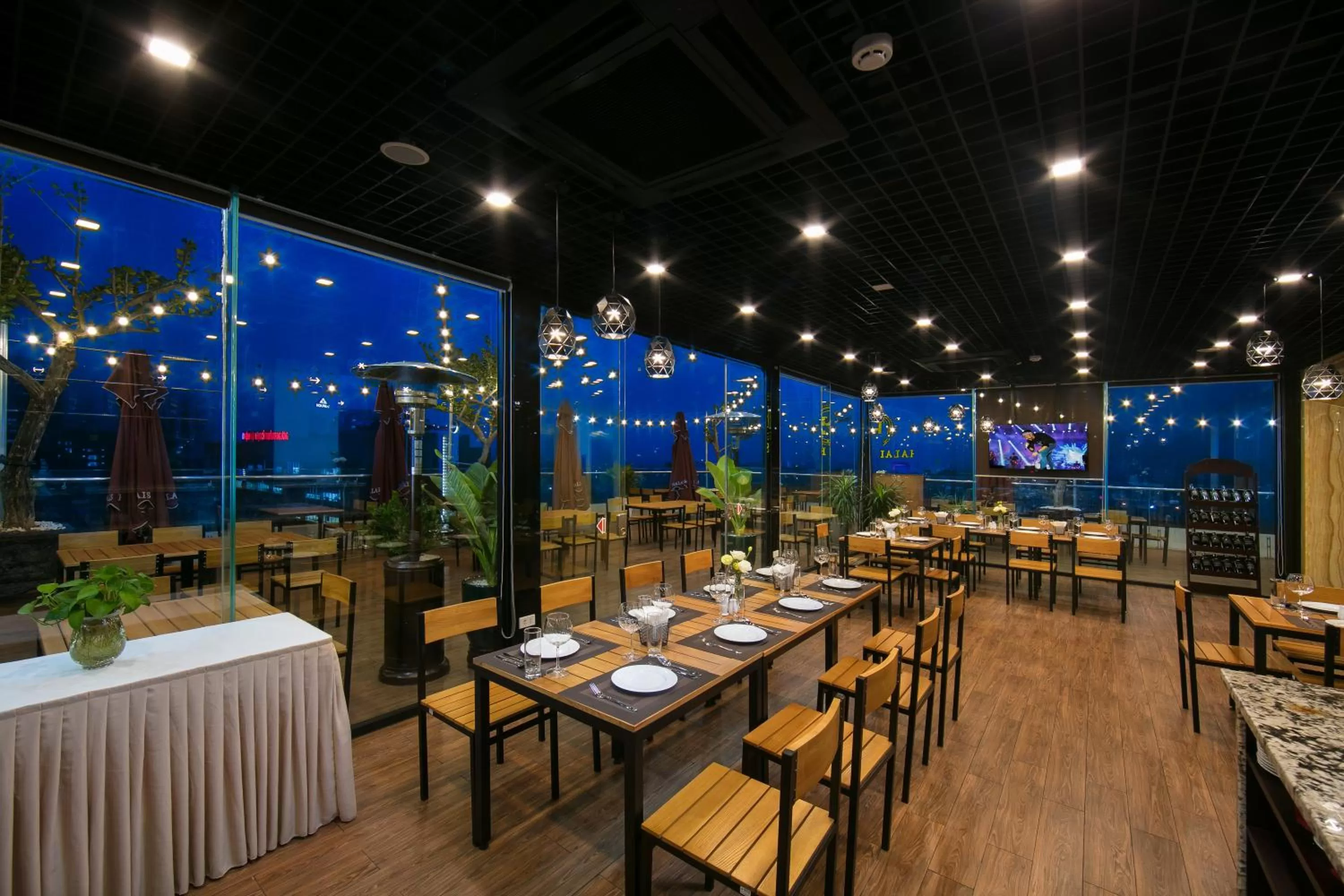 Restaurant/places to eat in Halais Hotel