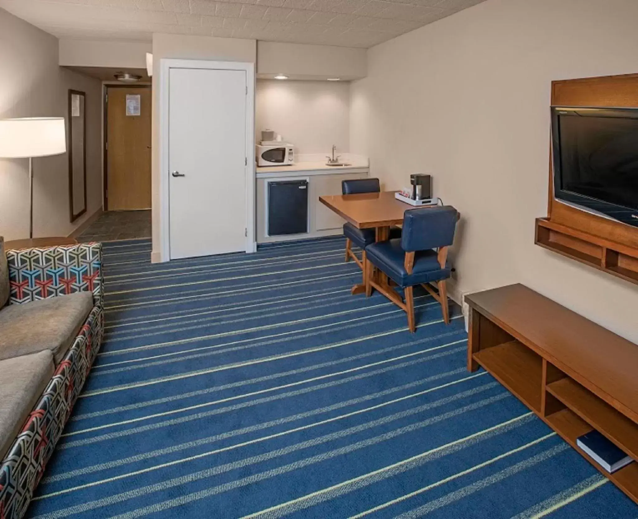 Photo of the whole room, TV/Entertainment Center in Days Hotel by Wyndham Allentown Airport / Lehigh Valley