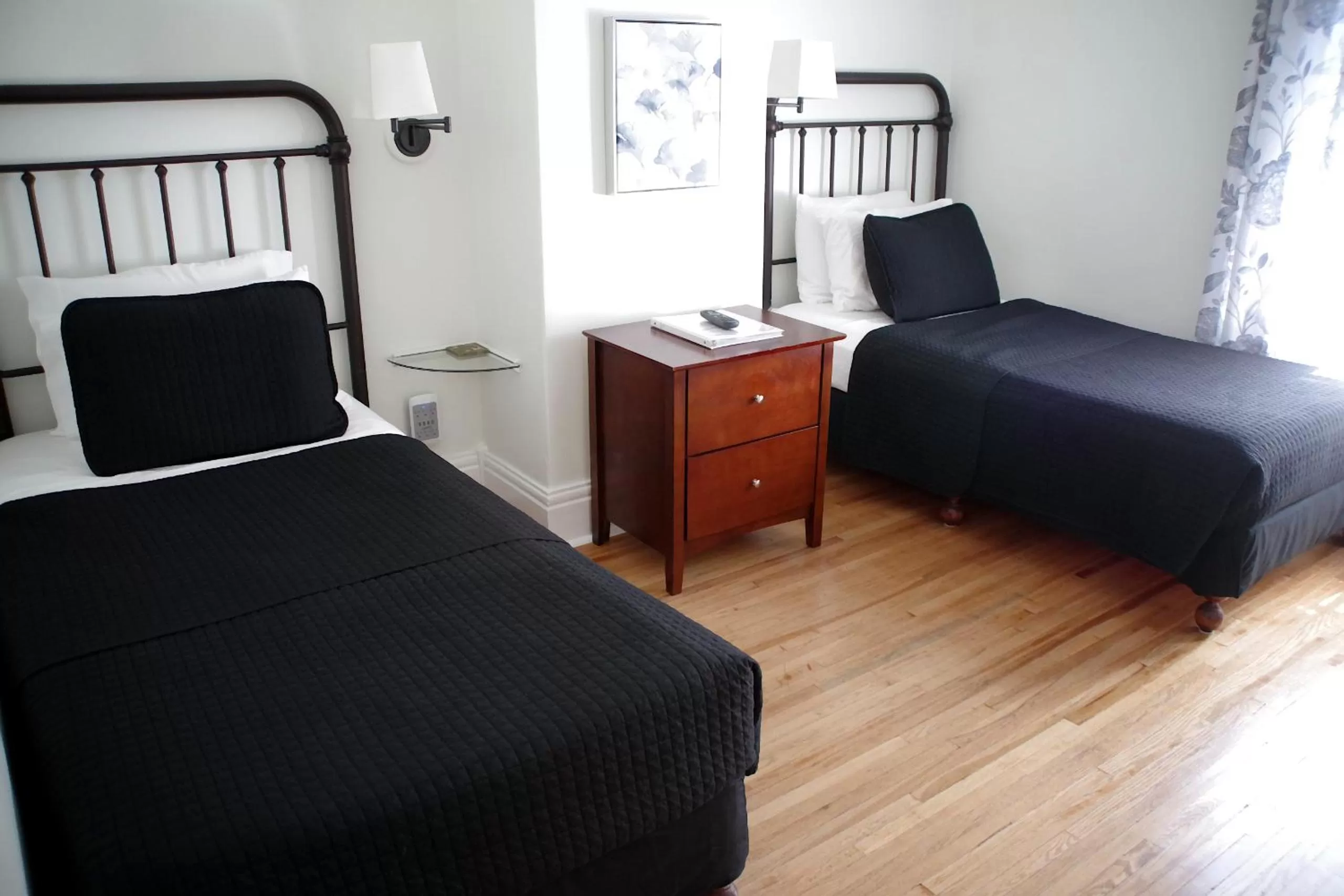 Twin Room with Shower in Colborne Bed and Breakfast