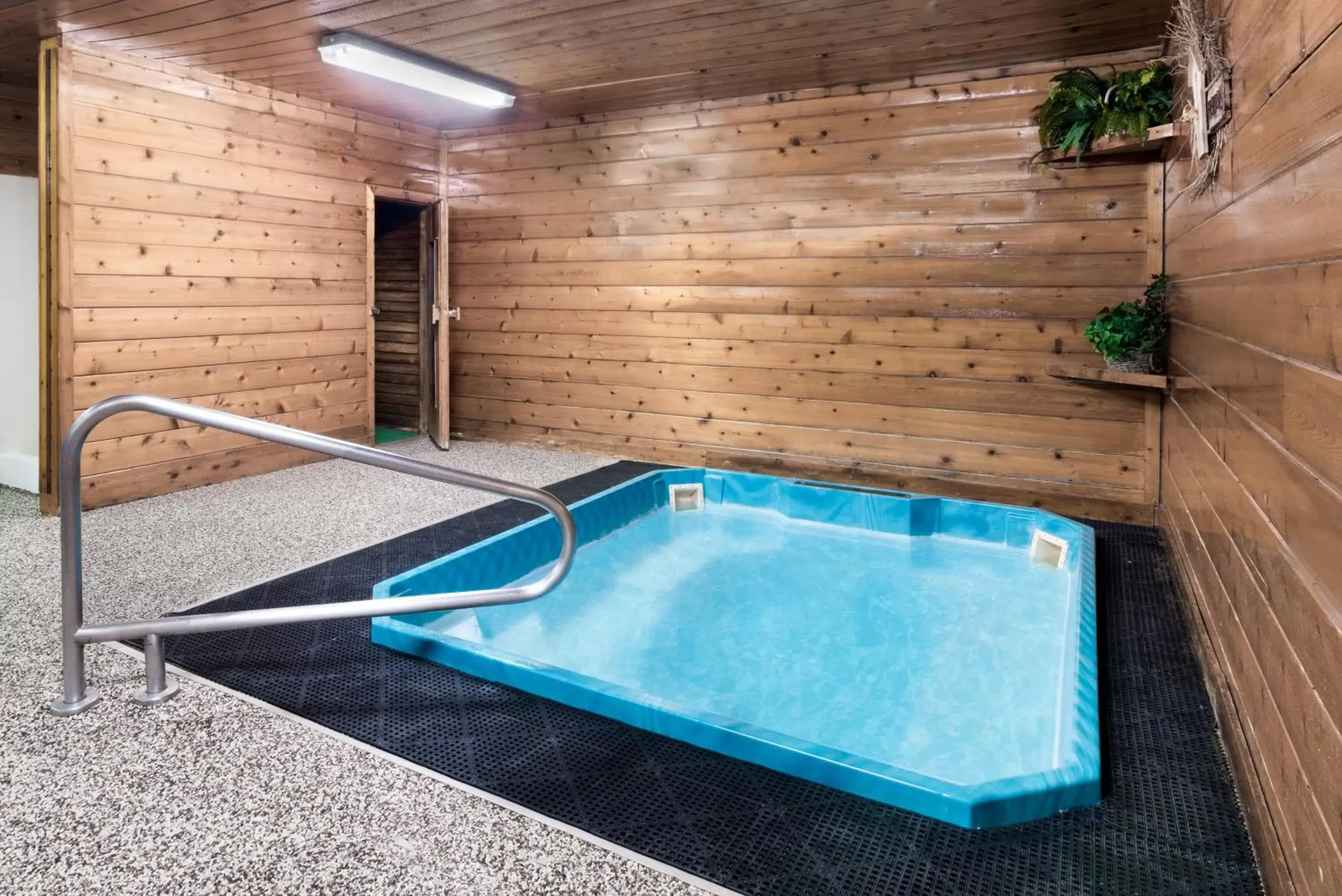 Hot Tub, Swimming Pool in Super 8 by Wyndham Chamberlain SD