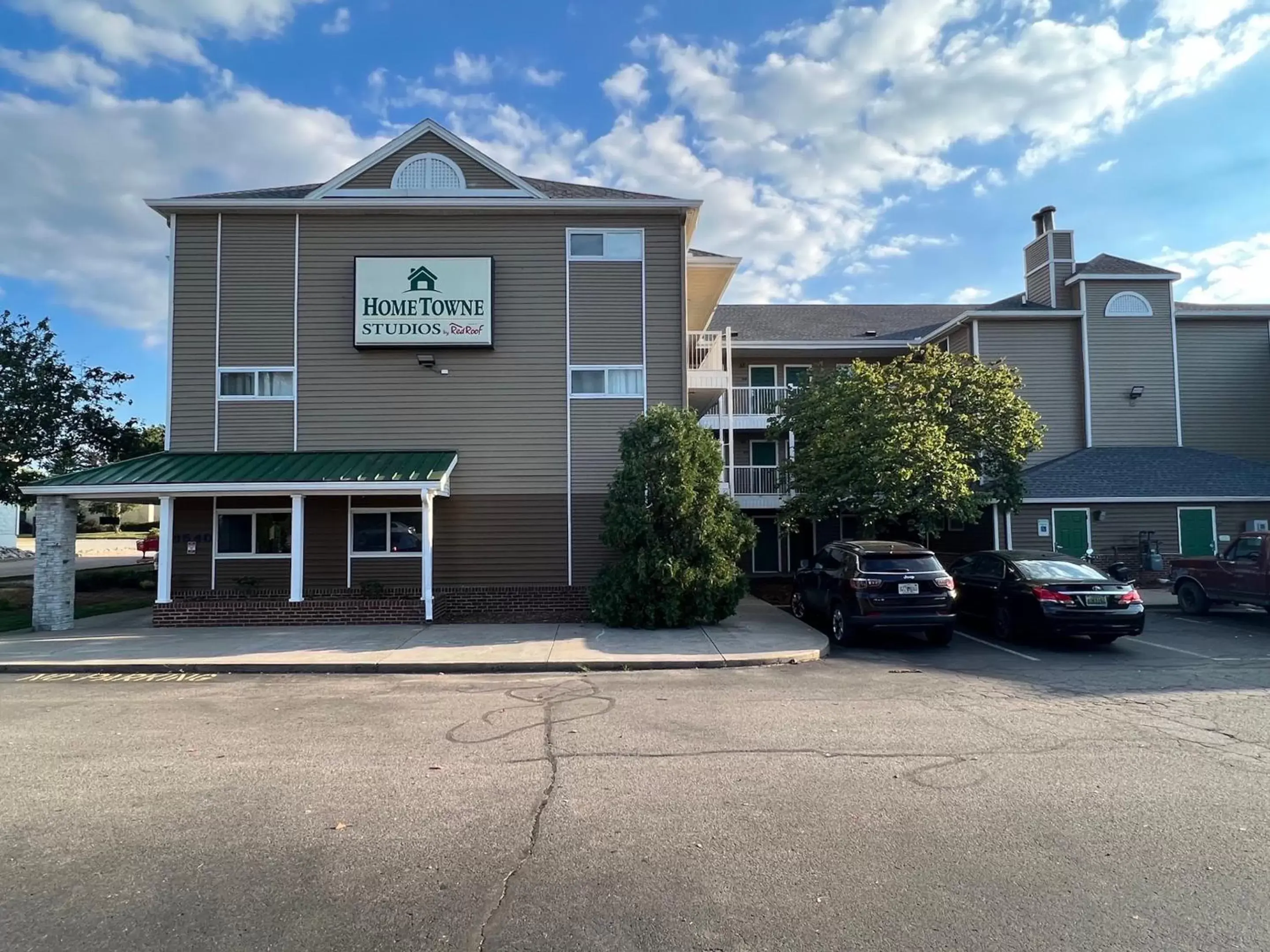 Property Building in HomeTowne Studios by Red Roof Louisville