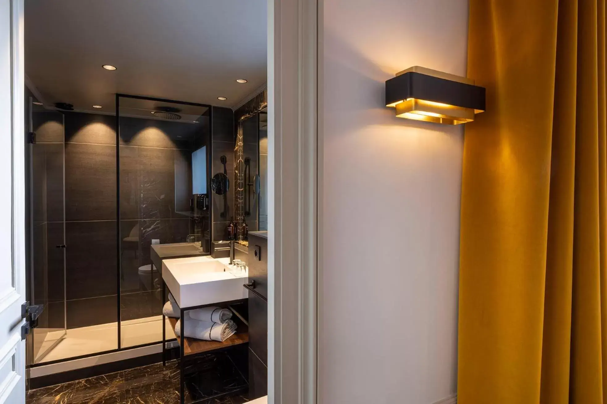 Bathroom in Victoria Palace Hotel