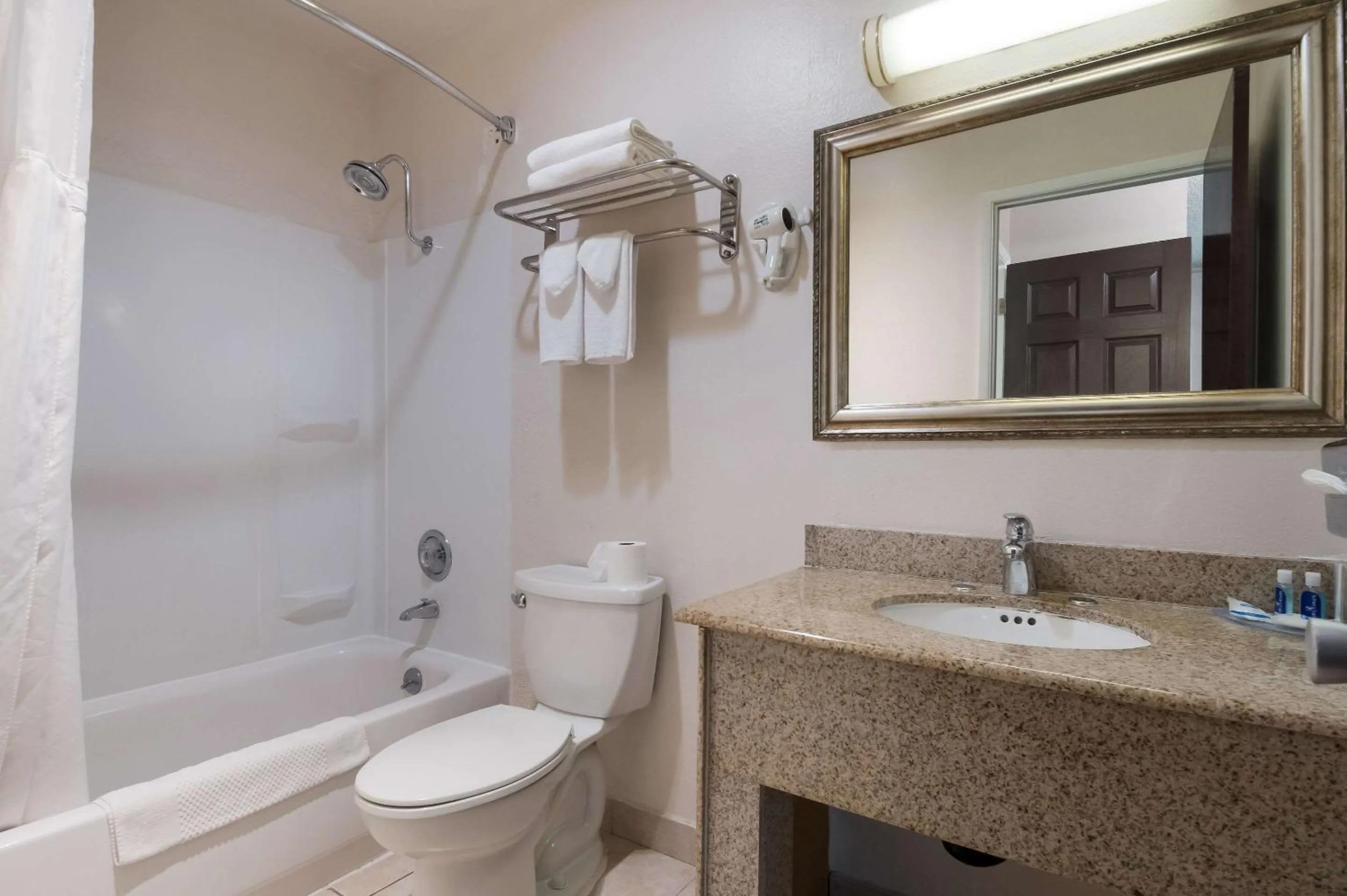 Bathroom in Rodeway Inn & Suites Portland West - Beaverton