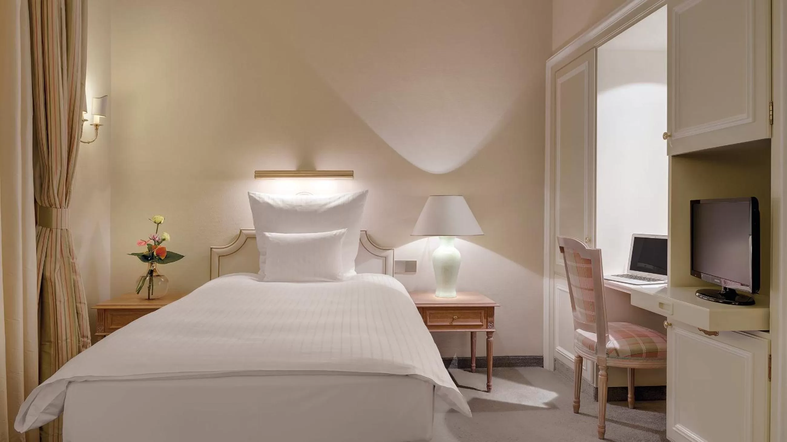 Photo of the whole room, Bed in Excelsior by Geisel