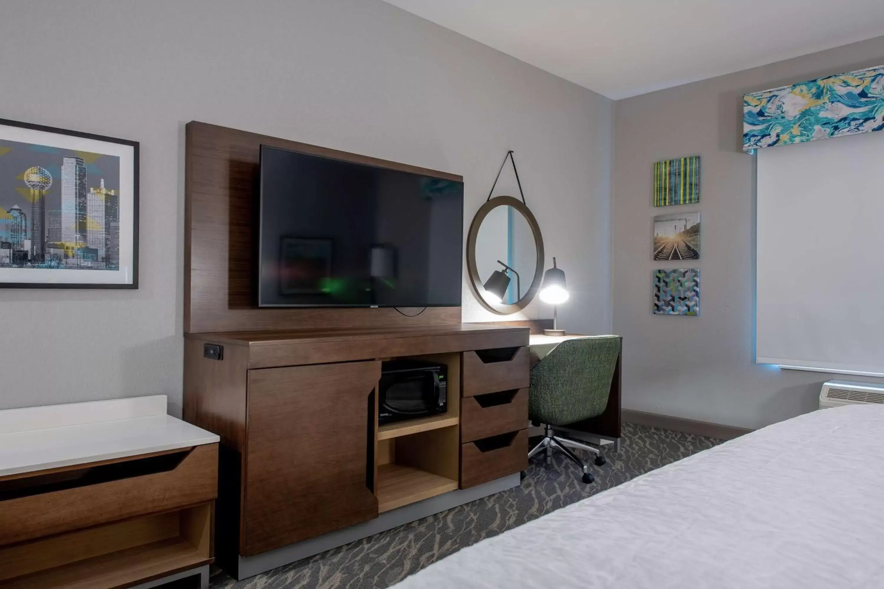 Bedroom, TV/Entertainment Center in Hampton Inn & Suites Duncanville Dallas, Tx