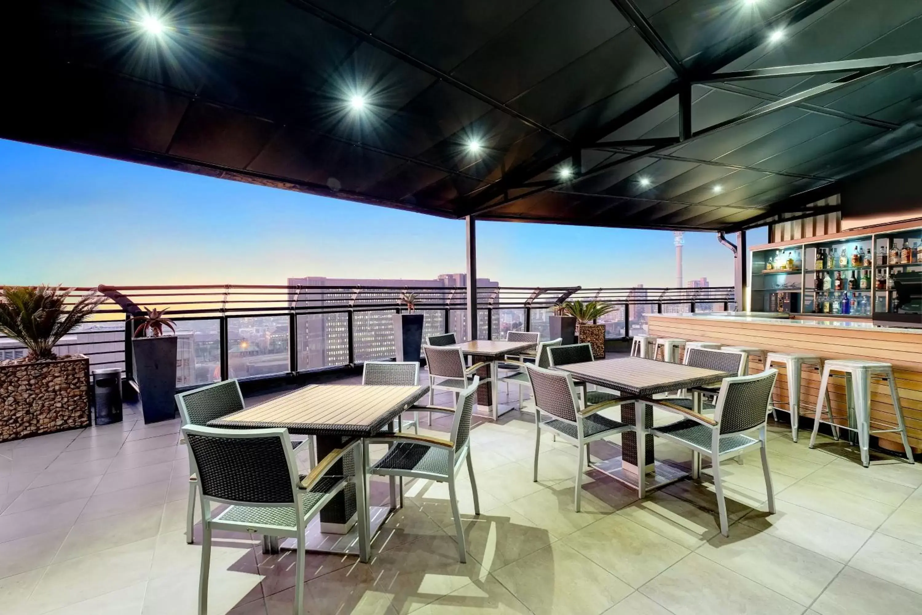 Balcony/Terrace, Restaurant/Places to Eat in ANEW Hotel Parktonian Johannesburg